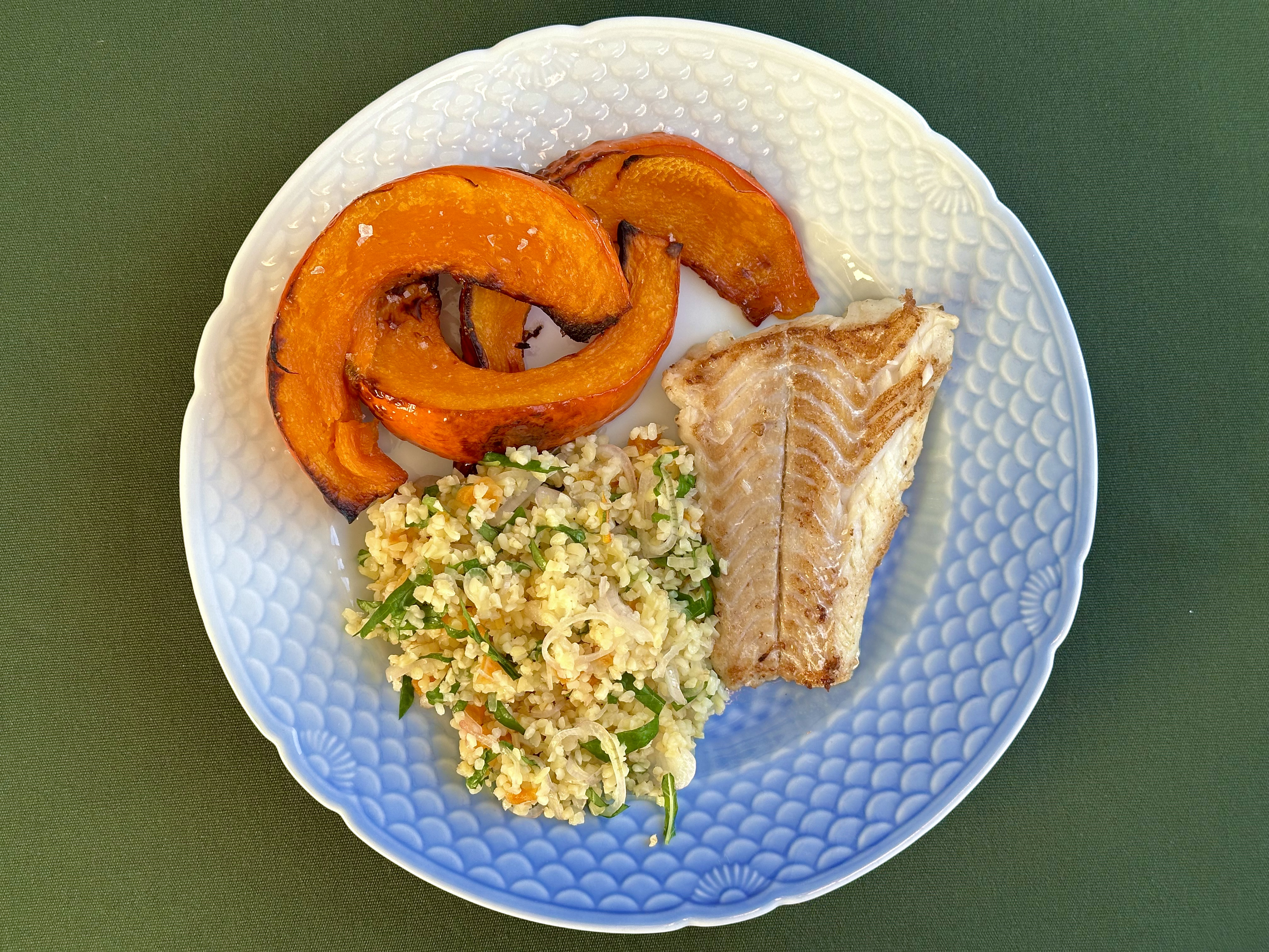 Stegt kuller med bagte græskar og abrikosvinaigrette