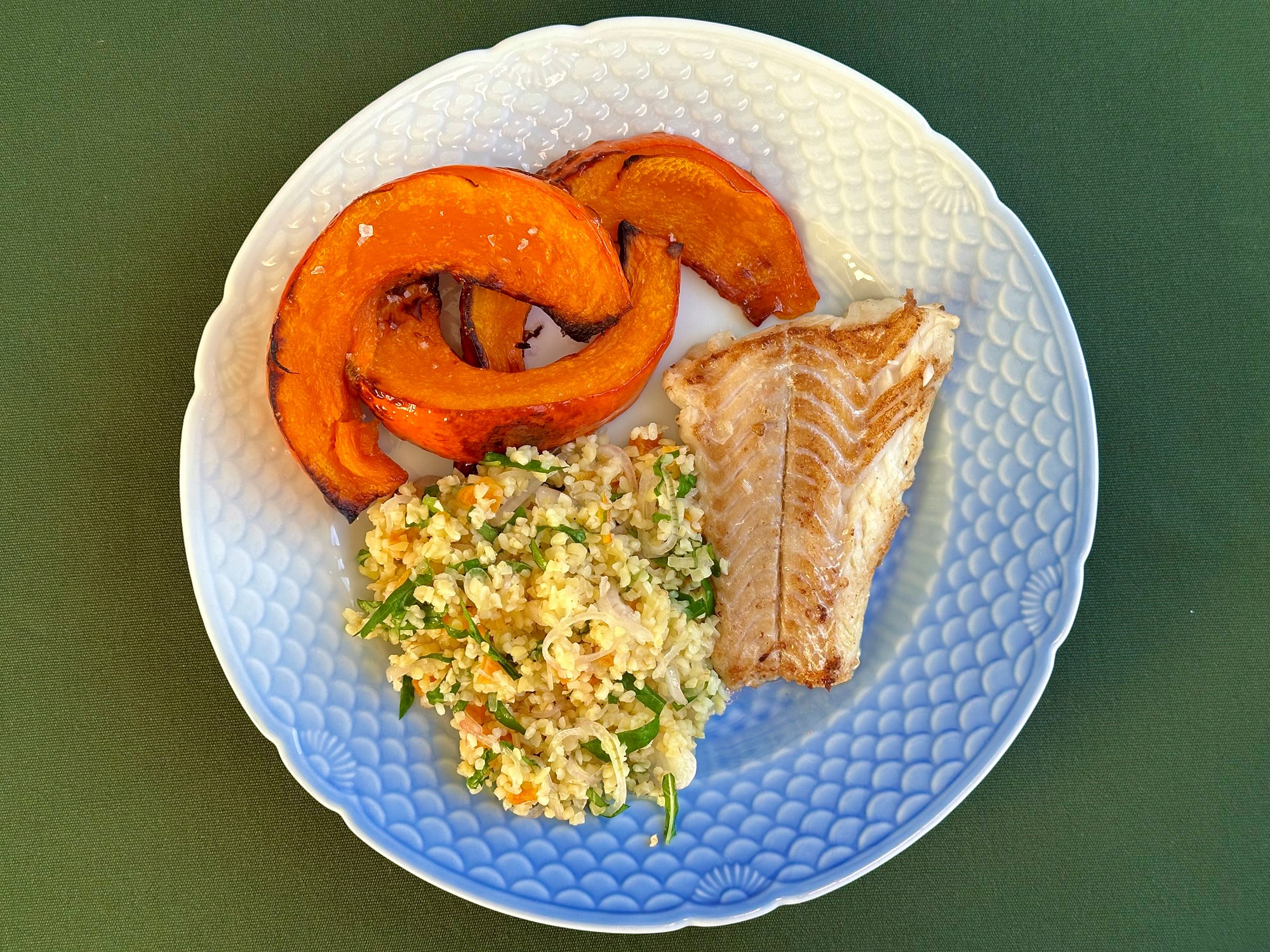 Stegt kuller med bagte græskar og abrikosvinaigrette