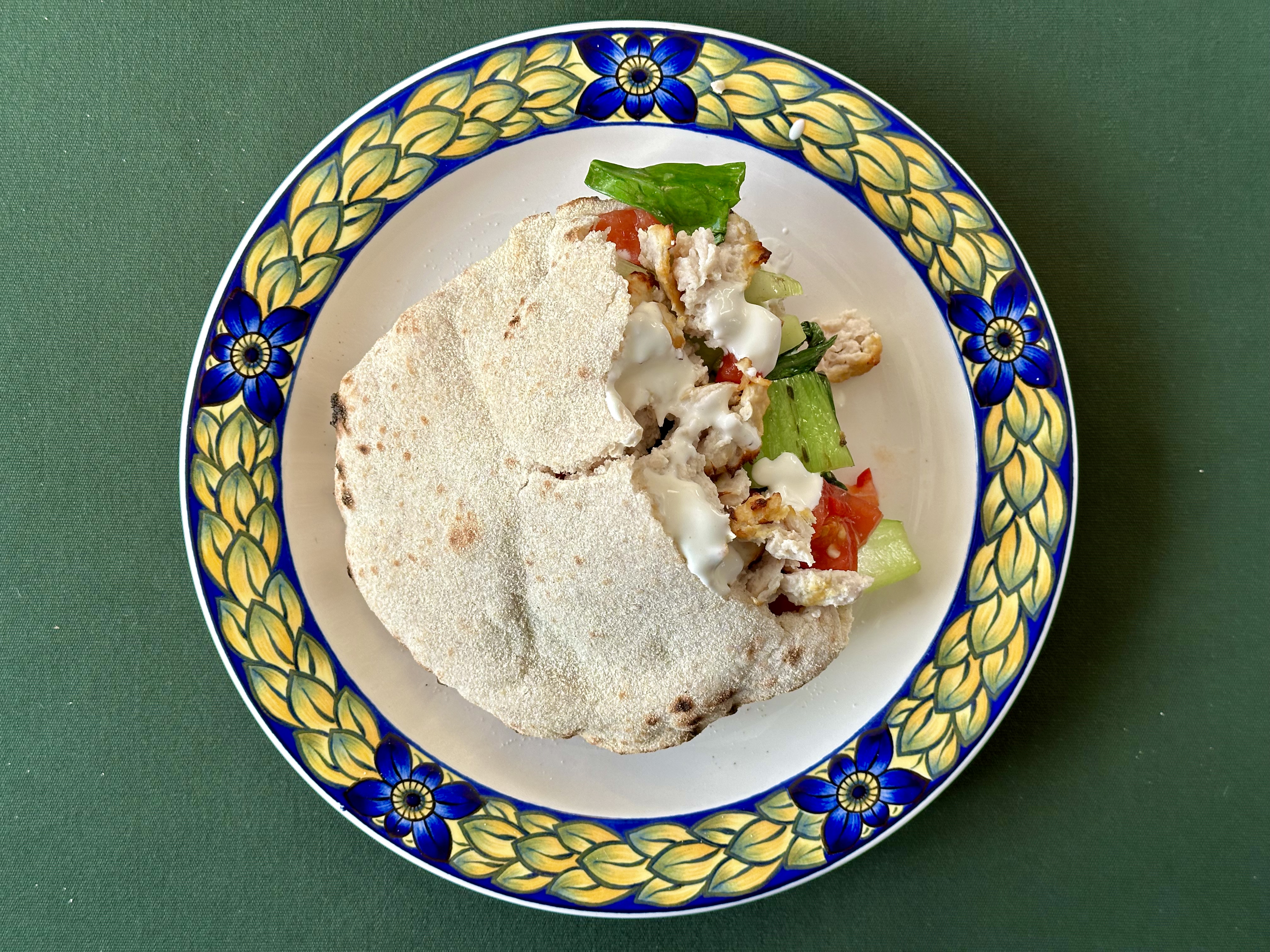 Pitabrød med yoghurtmarineret kylling og chili