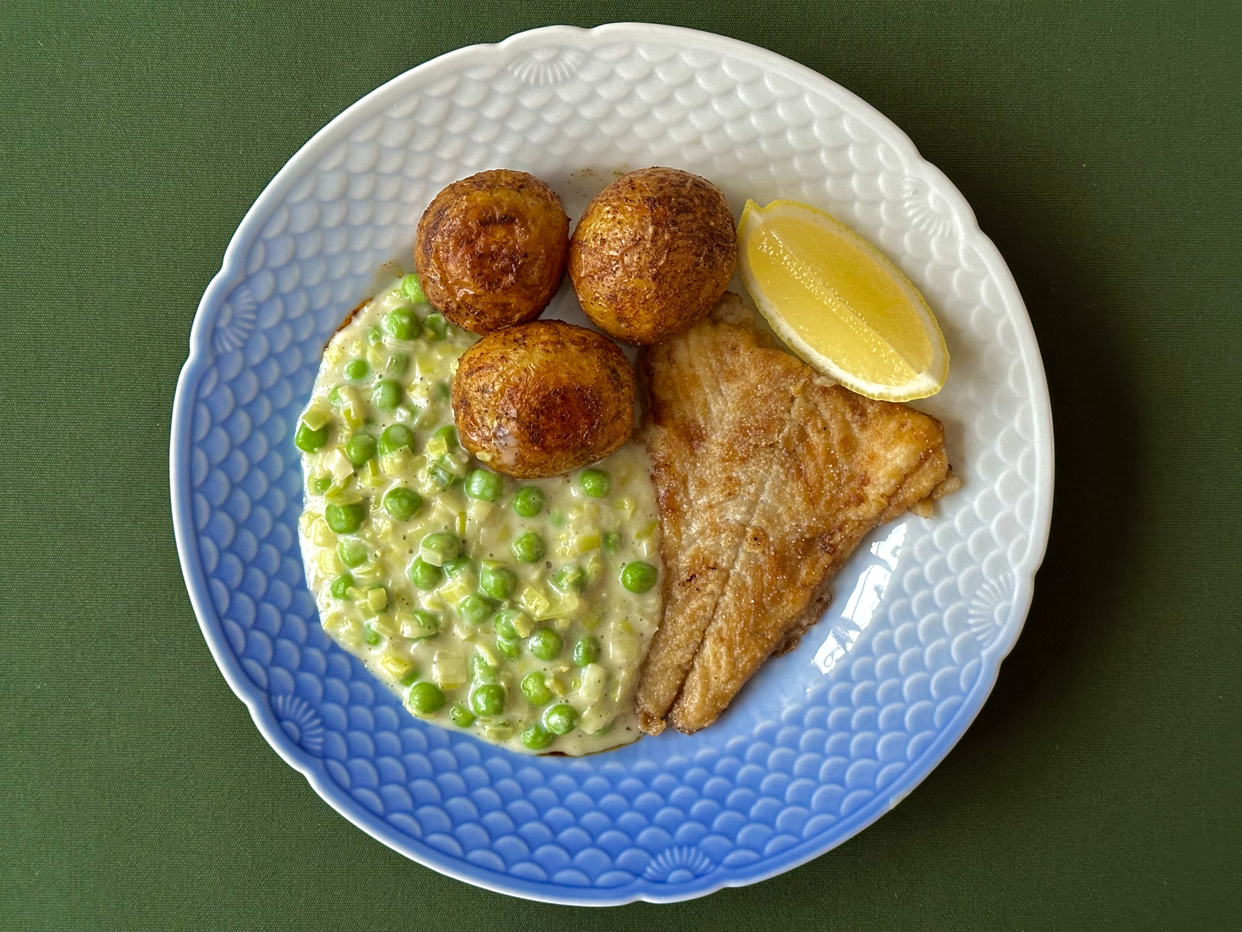 Stegt rødspætte med råstegte kartofler og grønne ærter