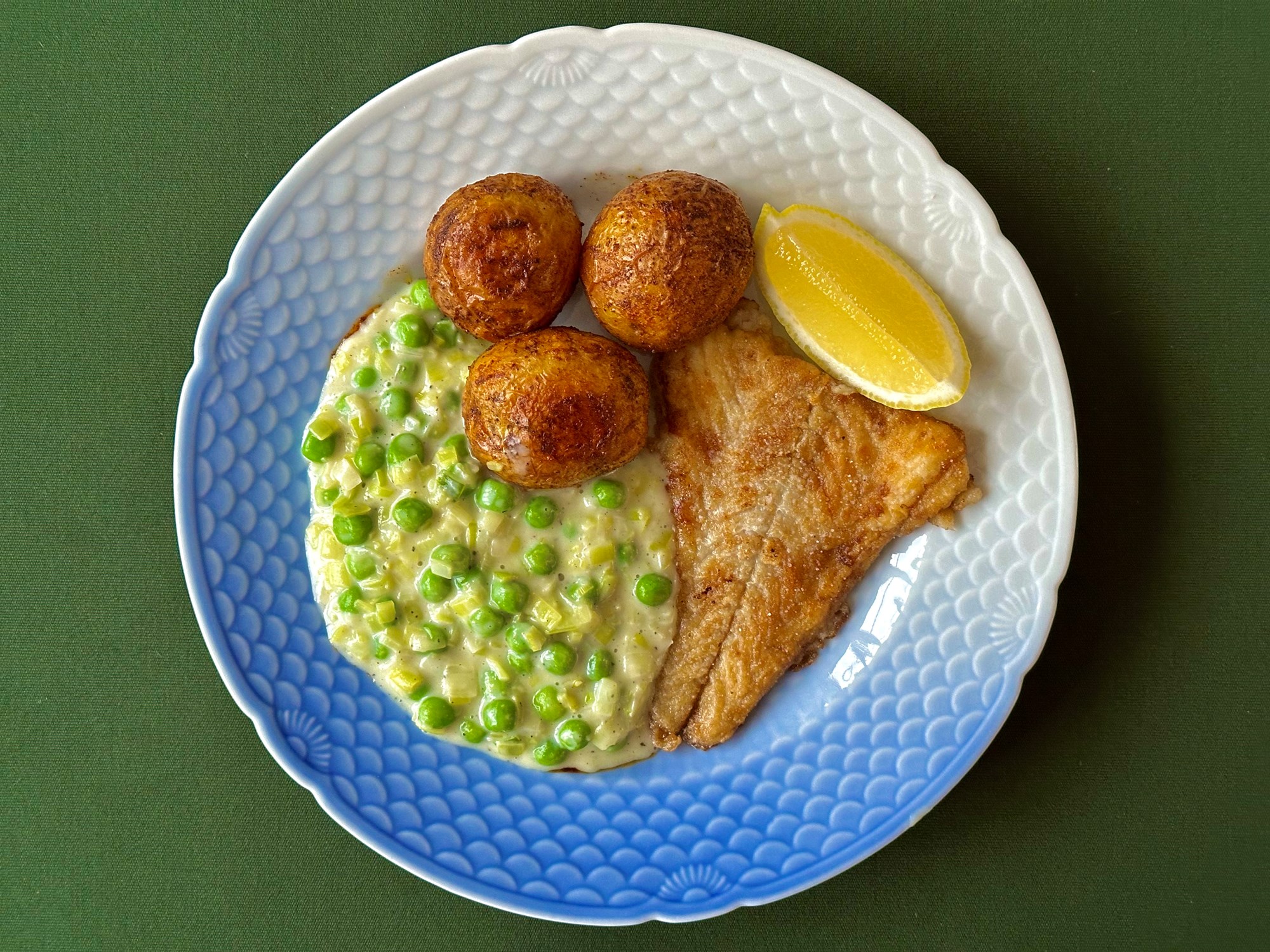 Stegt rødspætte med råstegte kartofler og grønne ærter