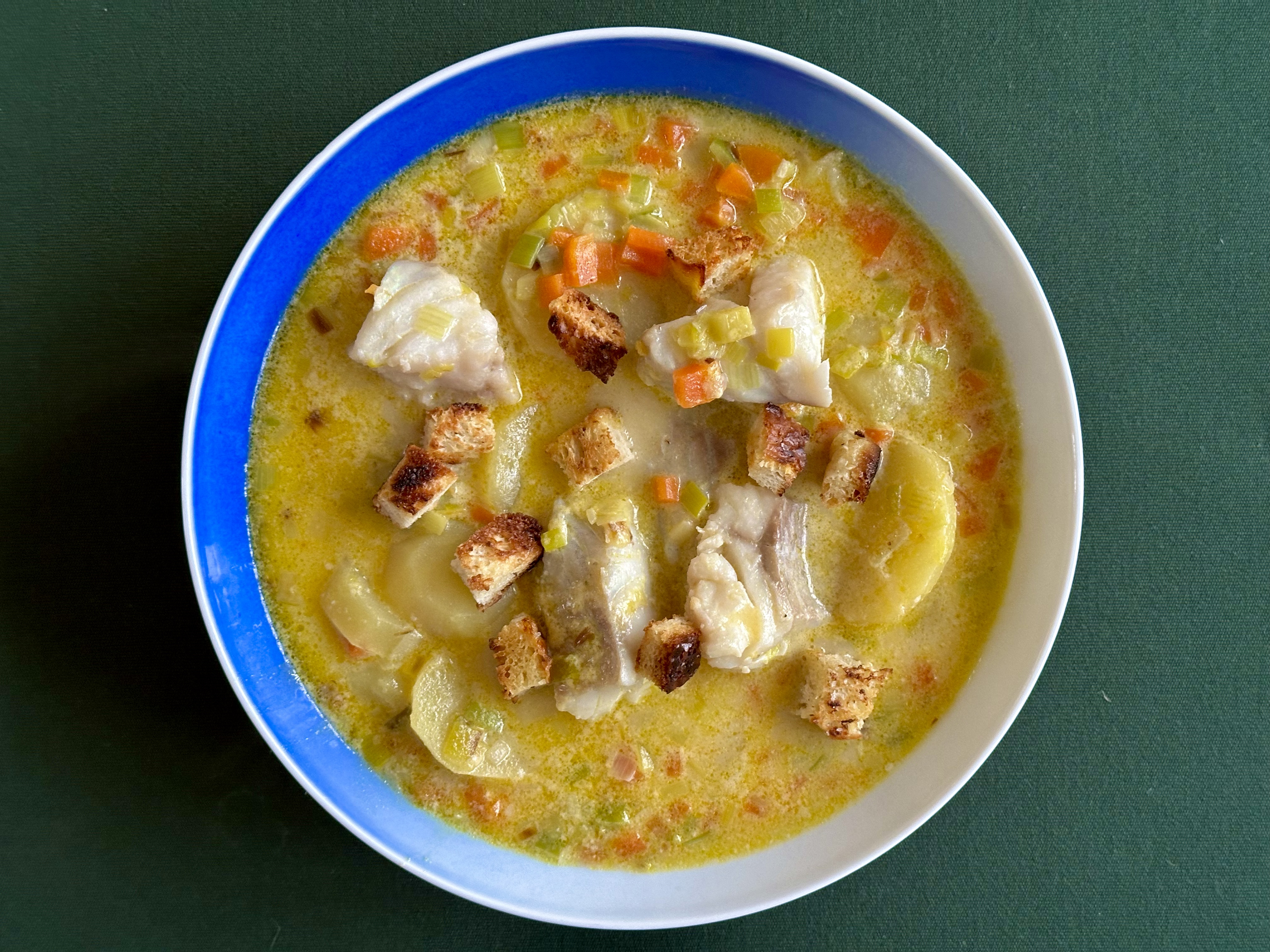 Fiskesuppe med porre, fløde og brødcroutoner