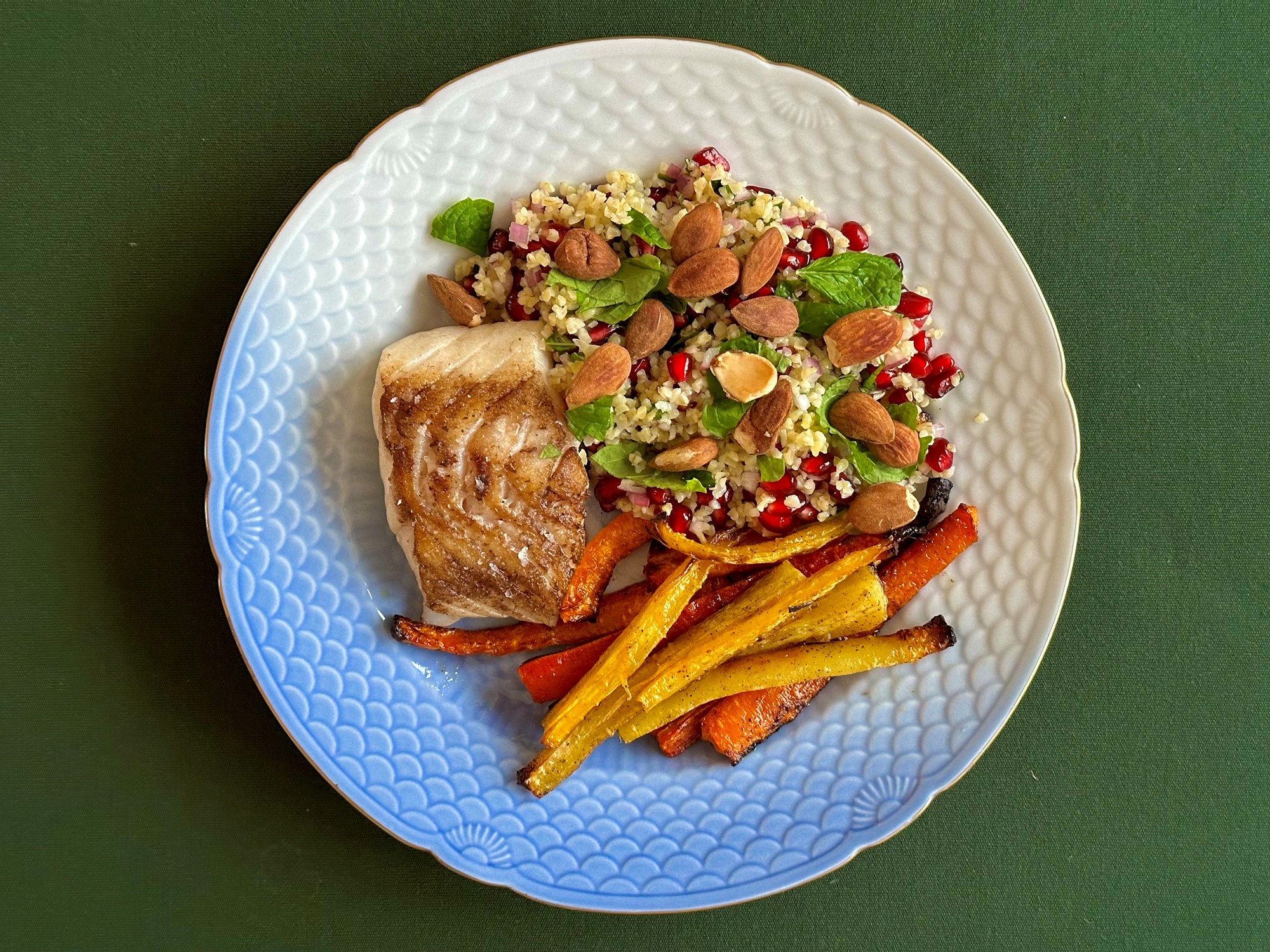 Stegt hvilling med bagte rødder, mynte og granatæble