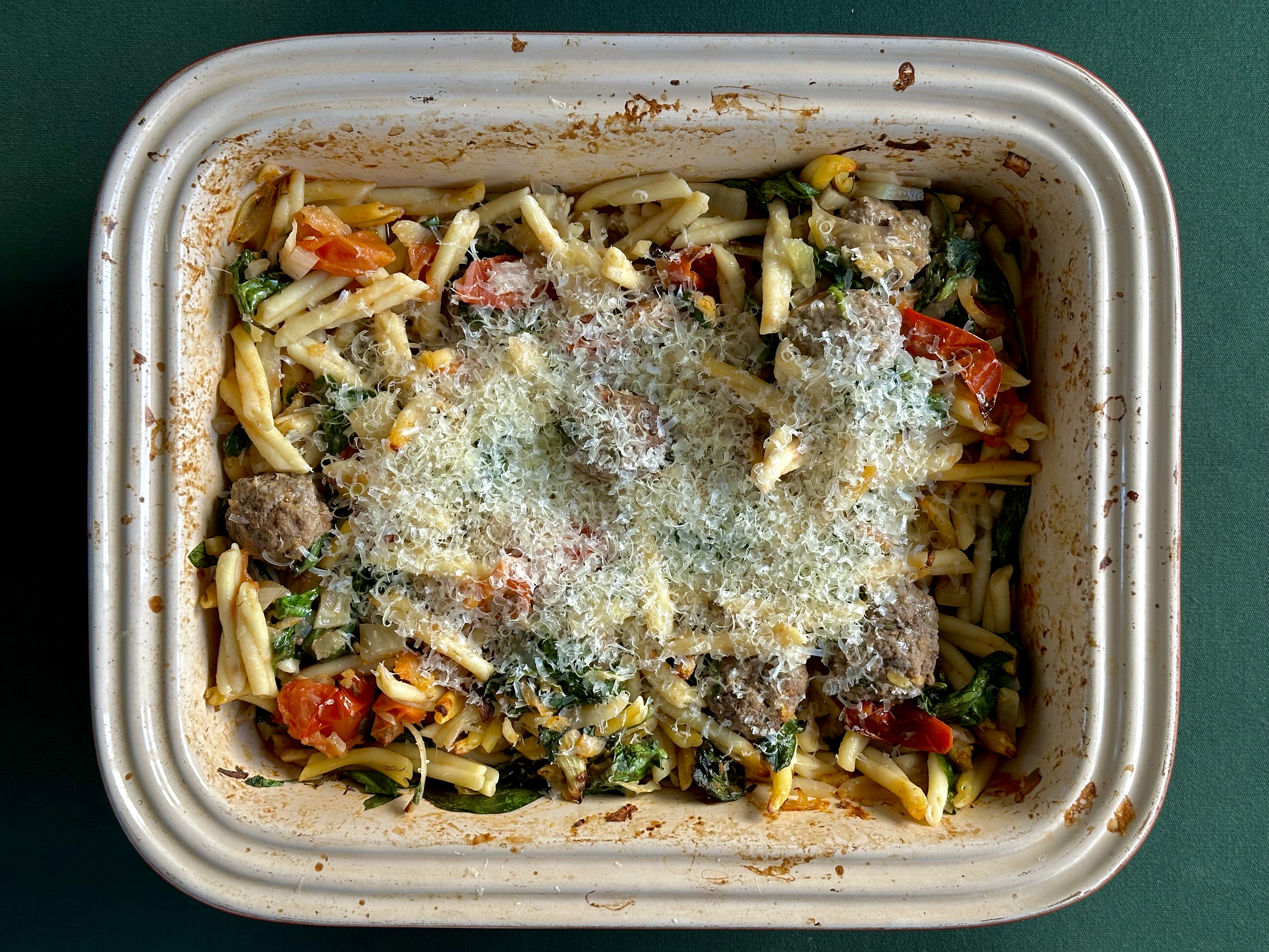 Kødboller i fad med trofiepasta og friske tomater