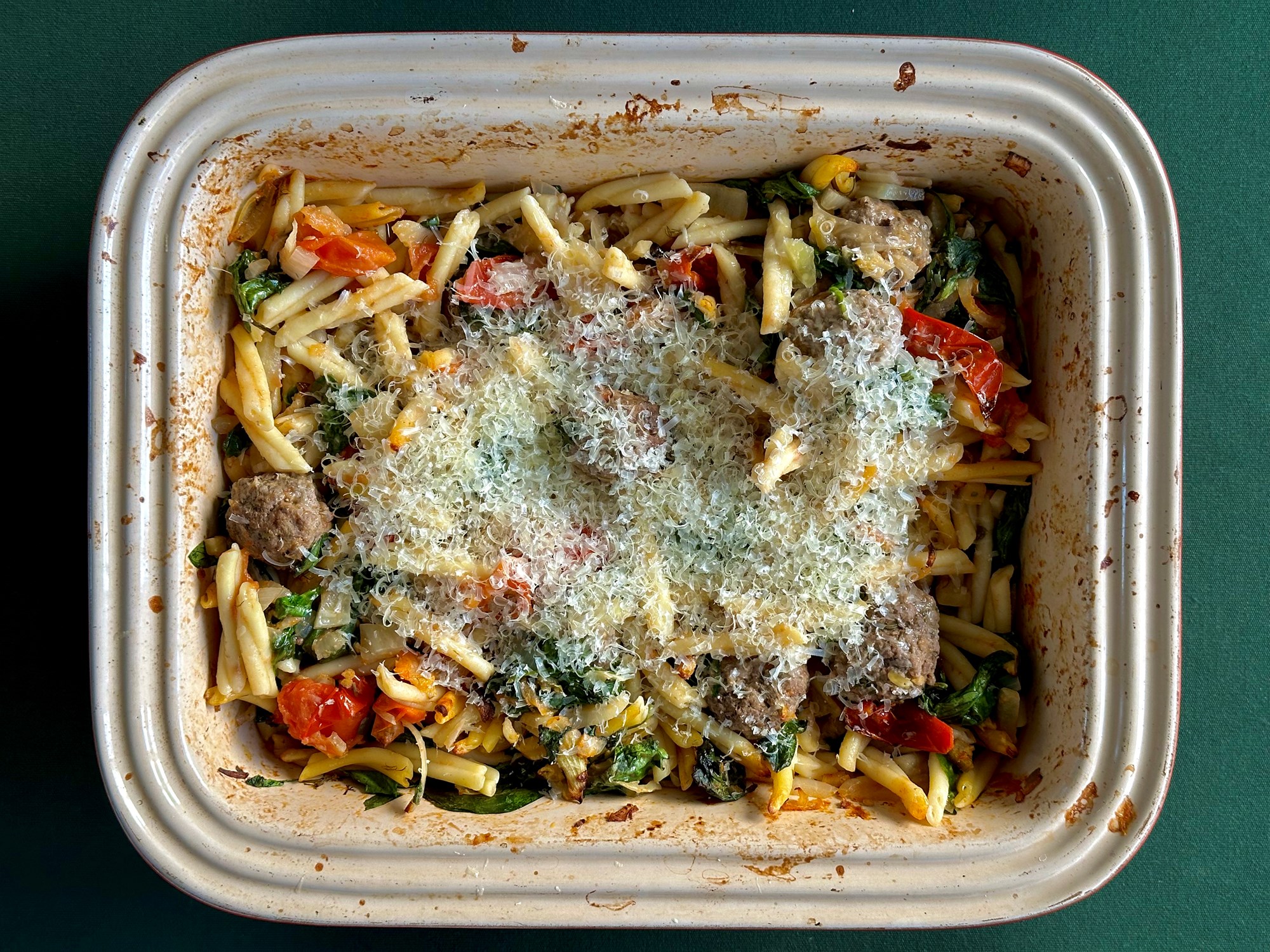 Kødboller i fad med trofiepasta og friske tomater