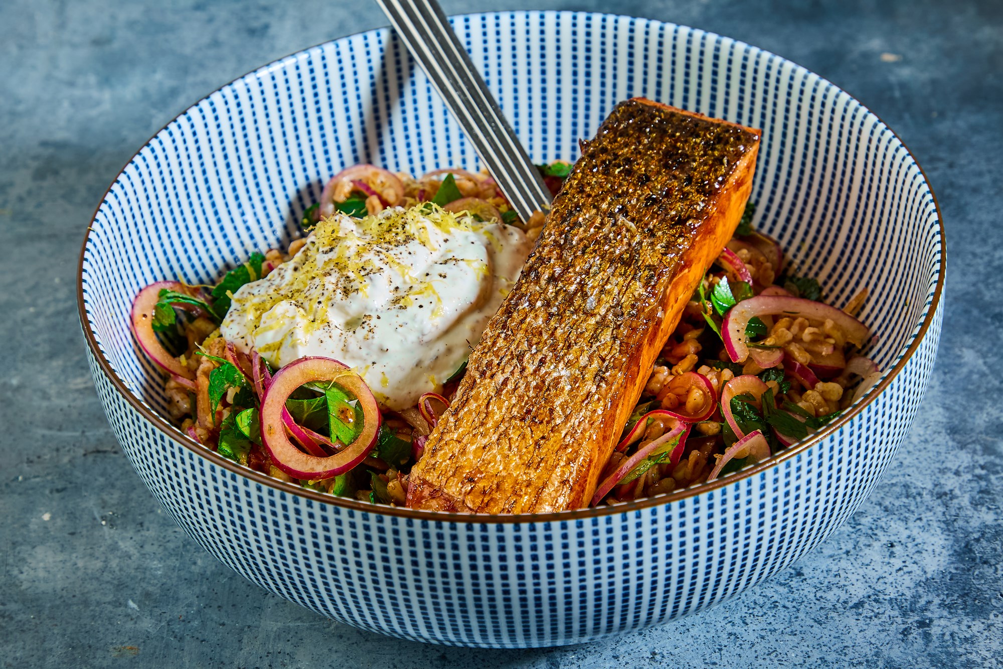 Stegt laks med persille-rødløgssalat med speltkerner og yoghurt dip