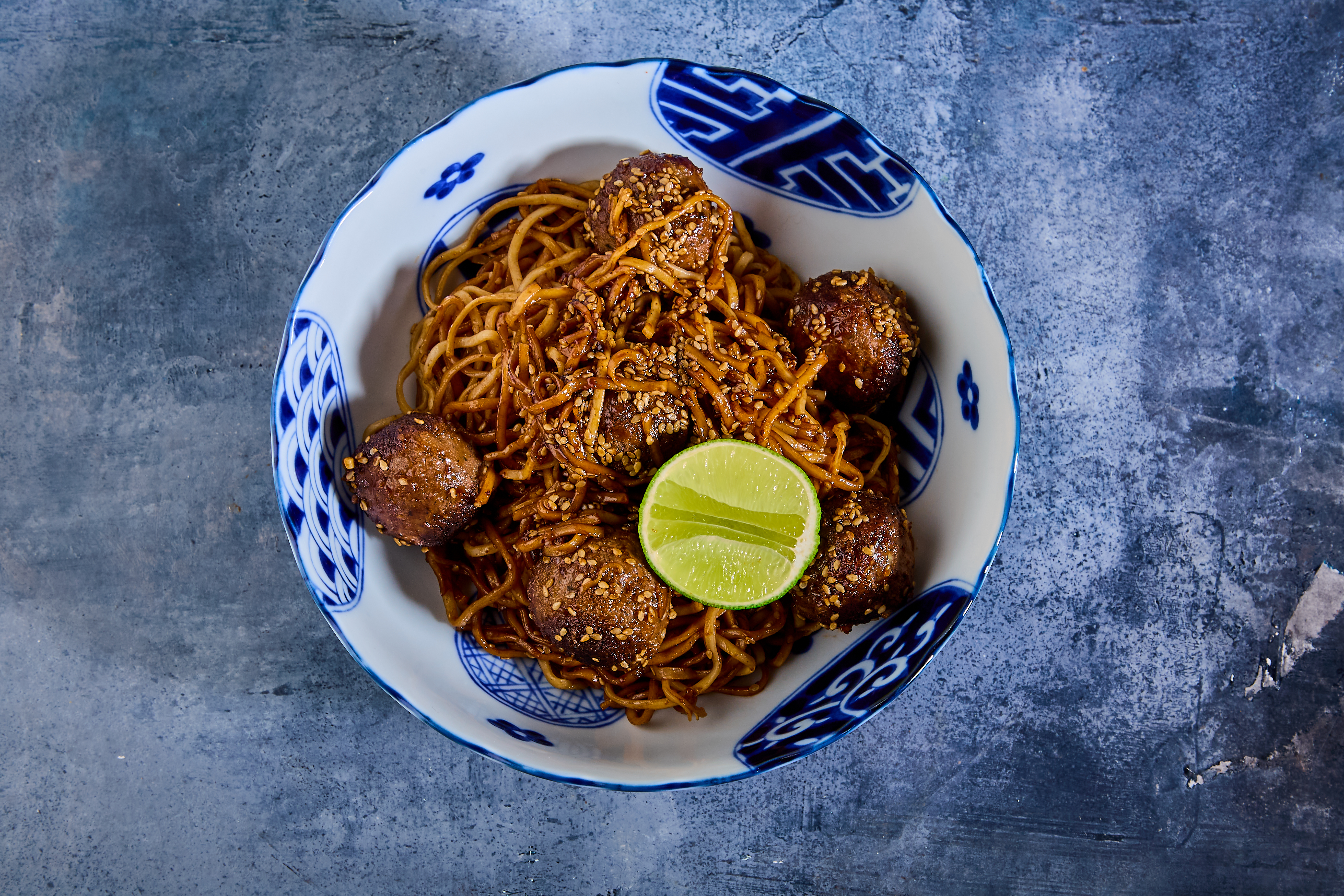 Hoisin-nudler med små karamelliserede kødboller