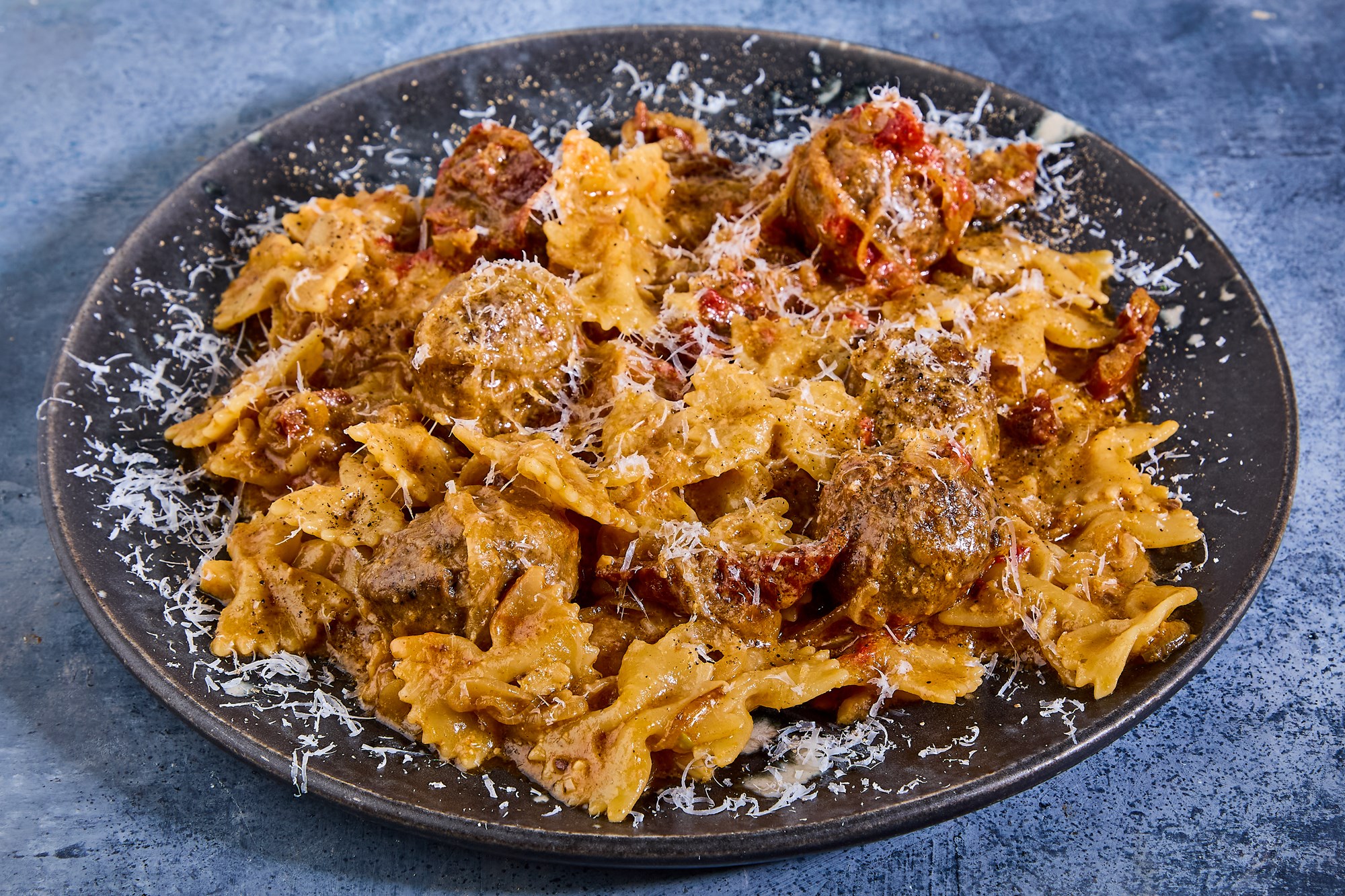 Farfalle med polpette og soltørrede tomater