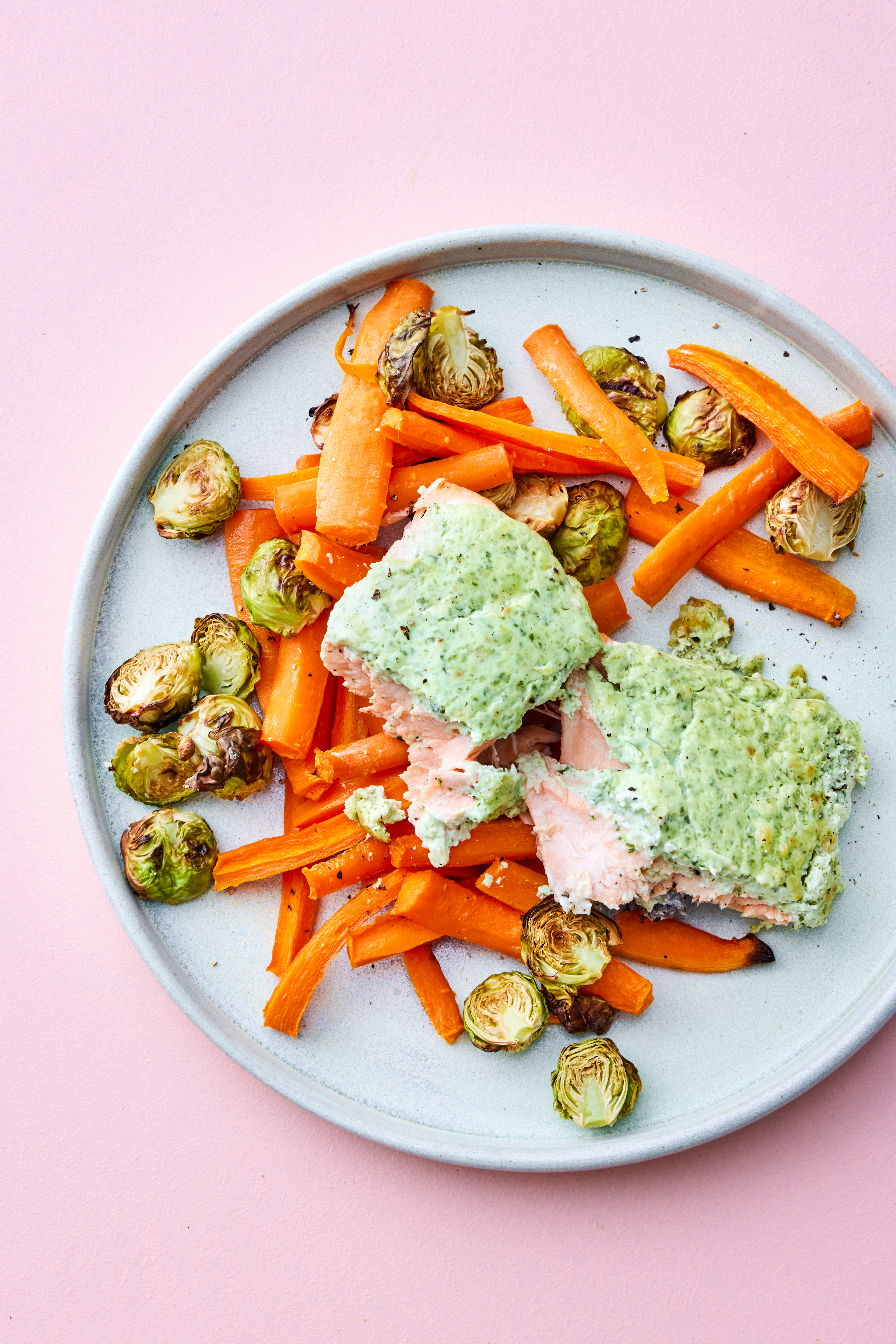 Laks med basilikumtopping og bagte grøntsager