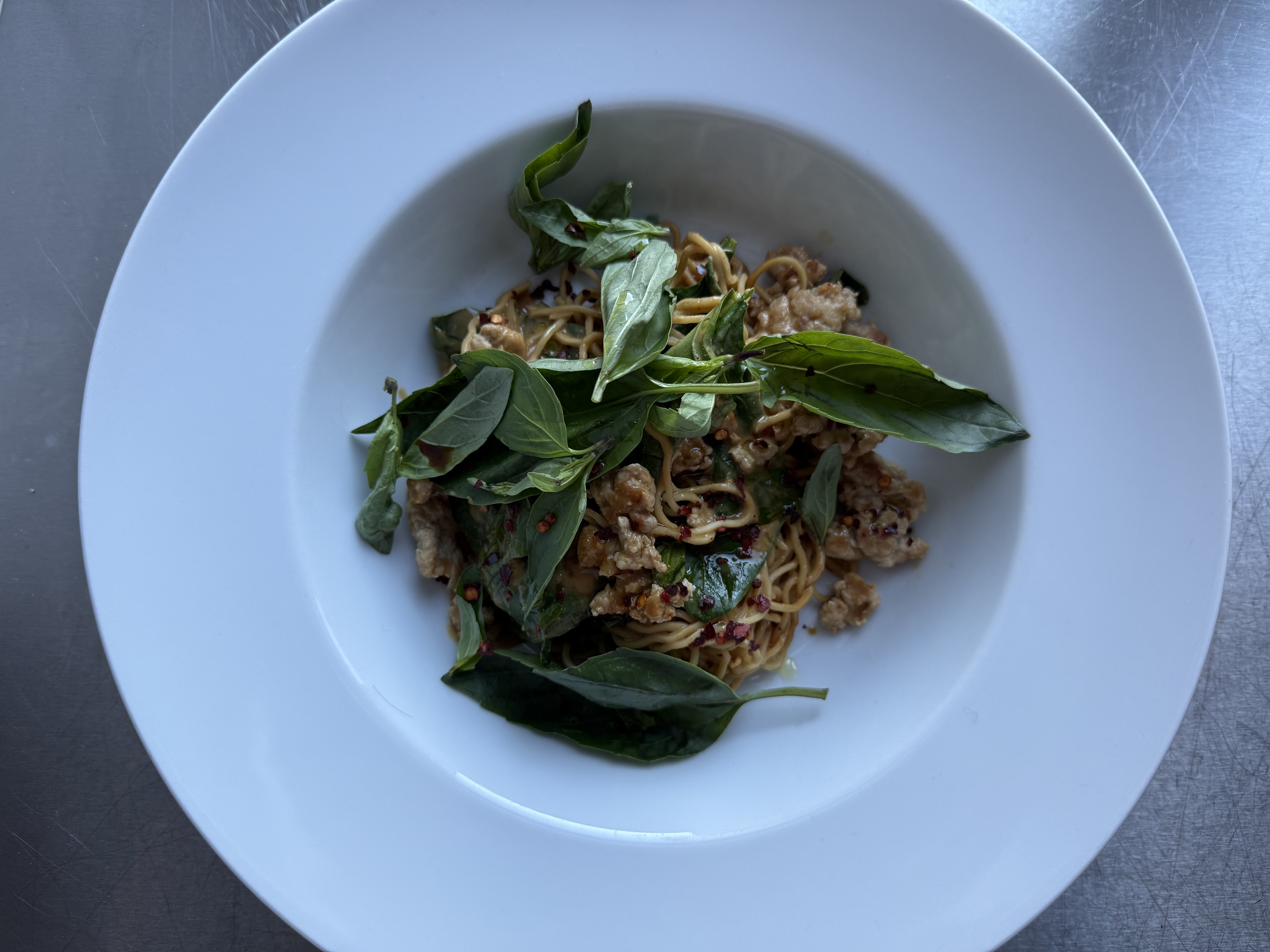 Peanutbutter nudler med hakket gris og pak choy