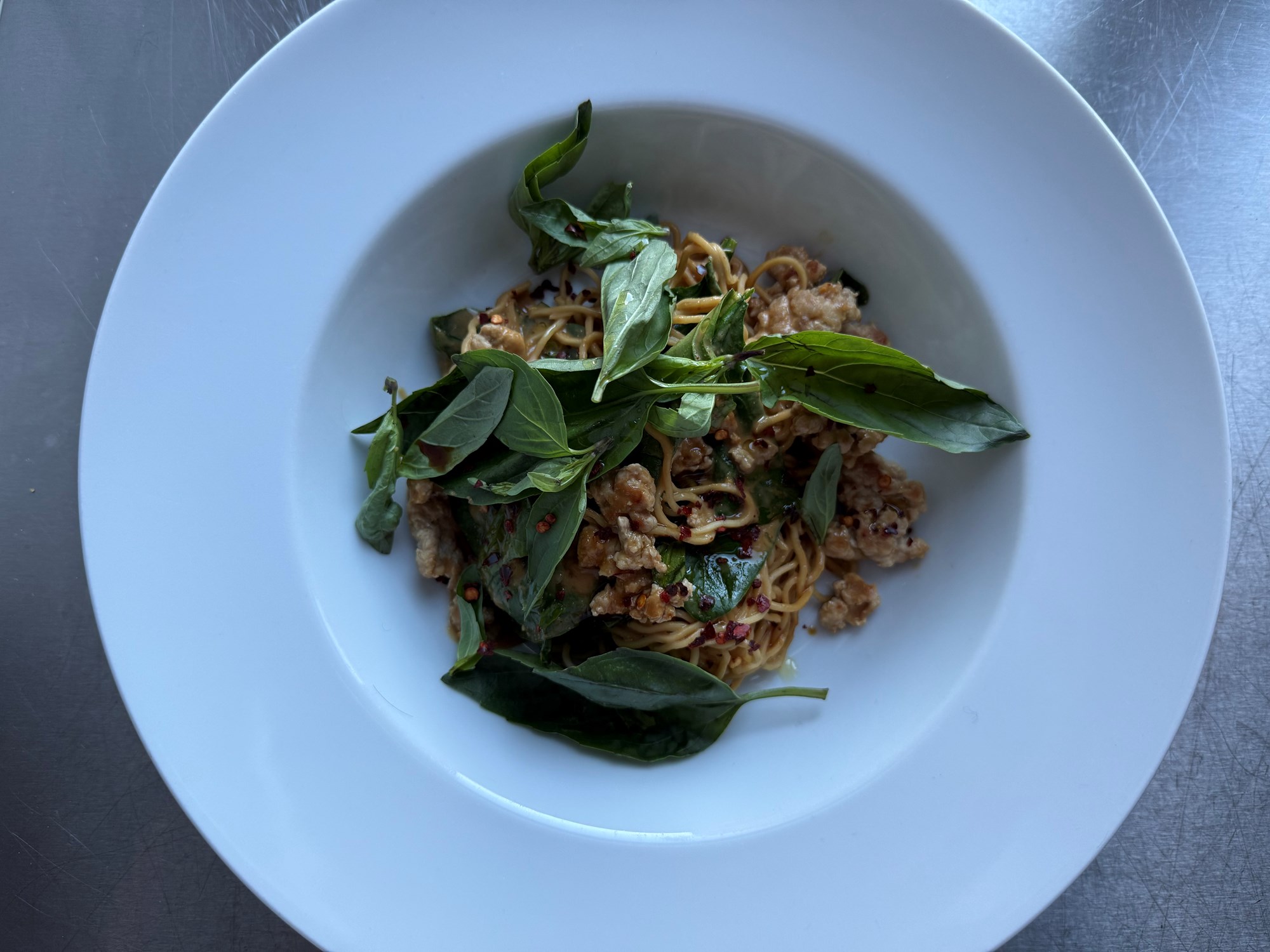 Peanutbutter nudler med hakket gris og pak choy