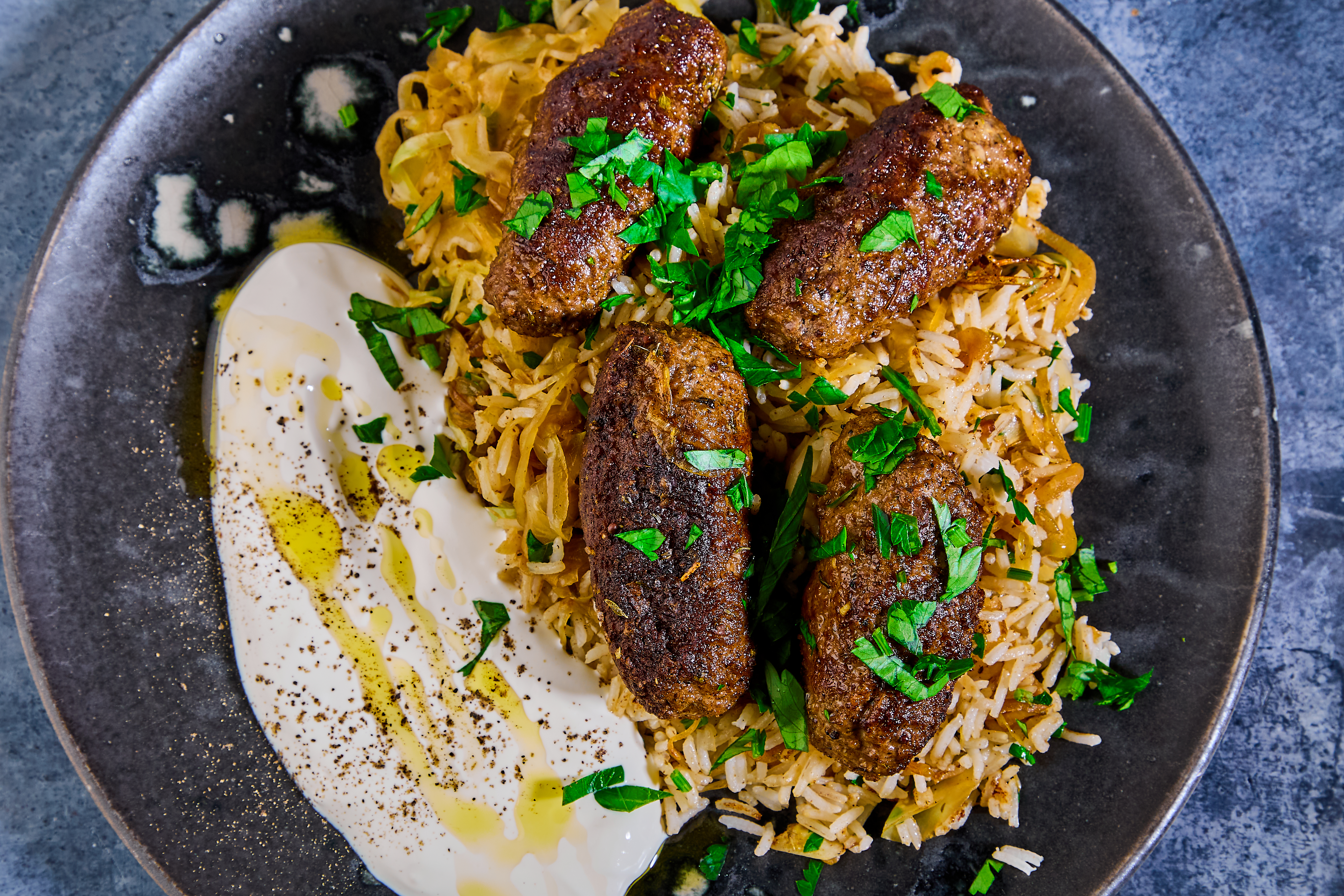 Krydrede oksekofta med hvidkål og ris