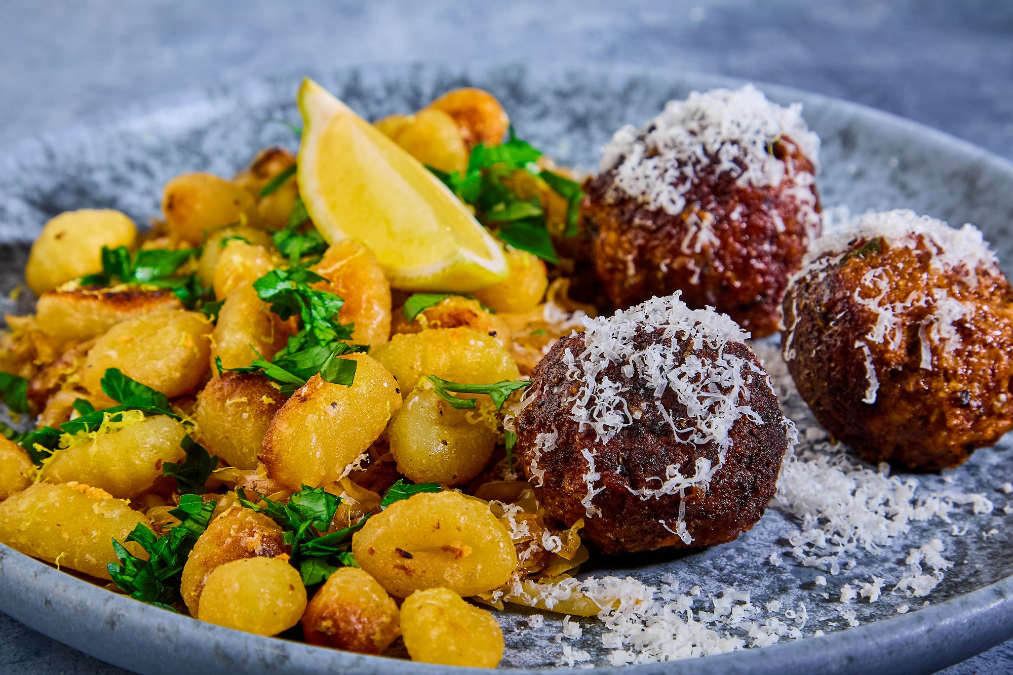 Italienske oksekødboller med sprødstegt gnocchi og spidskål