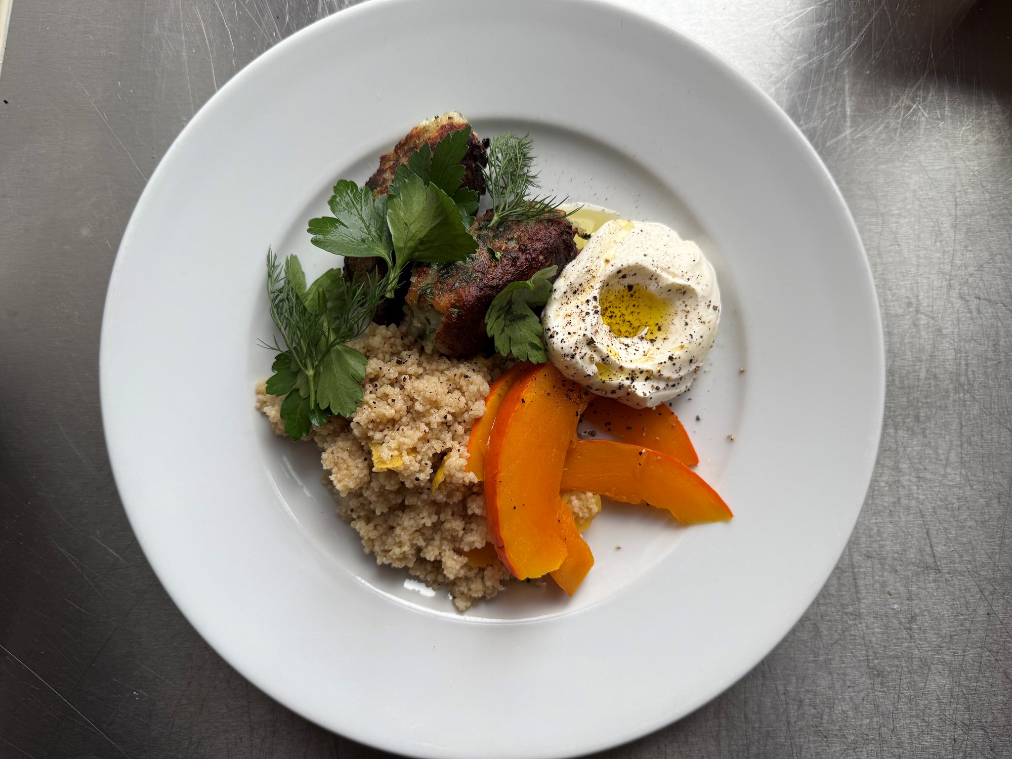 Fiskefrikadeller med krydderurter, couscous, syltet græskar og yoghurt