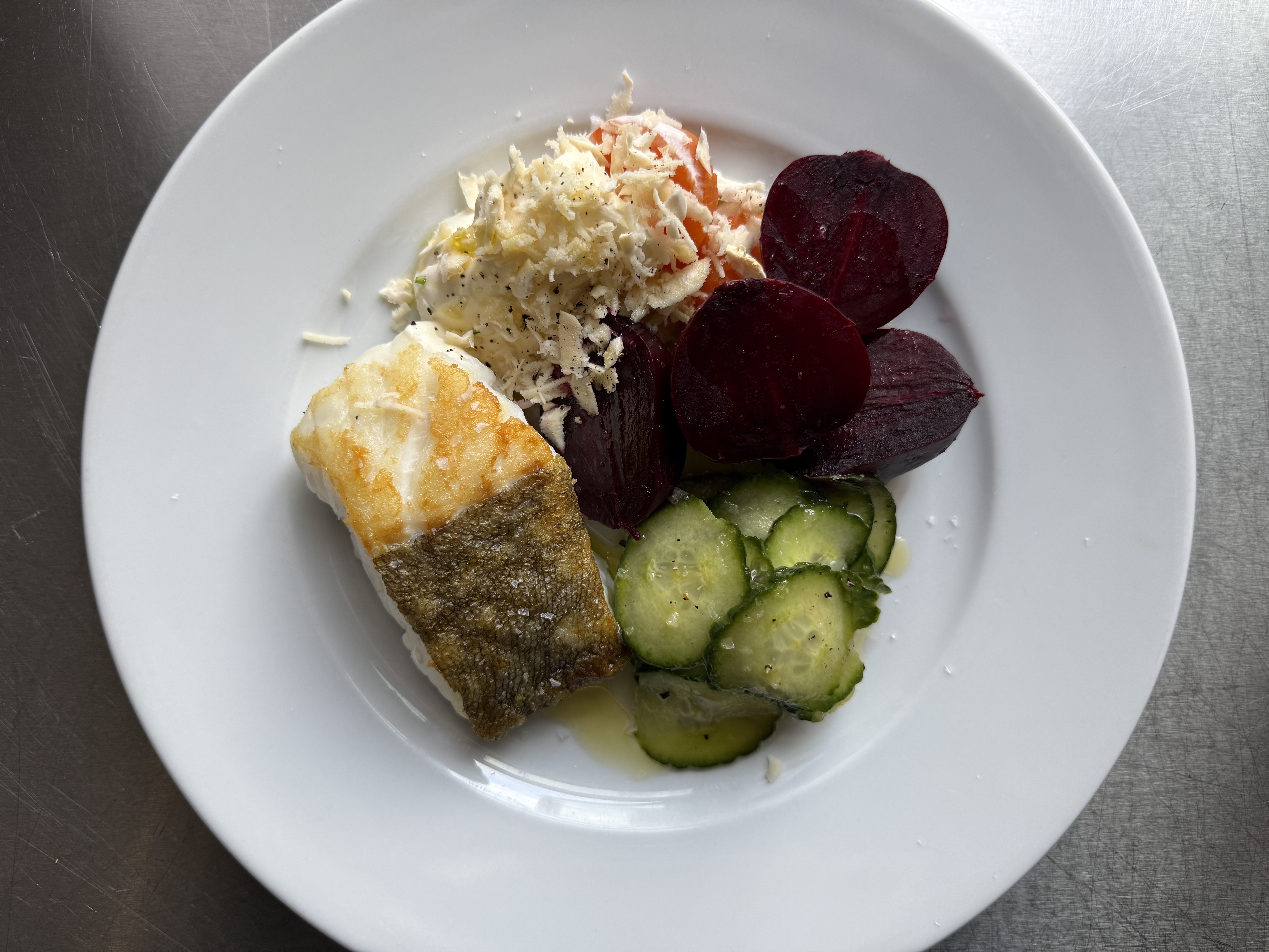 Stegt fisk med rødbeder, frisk agurkesalat og creme fraiche med peberrod