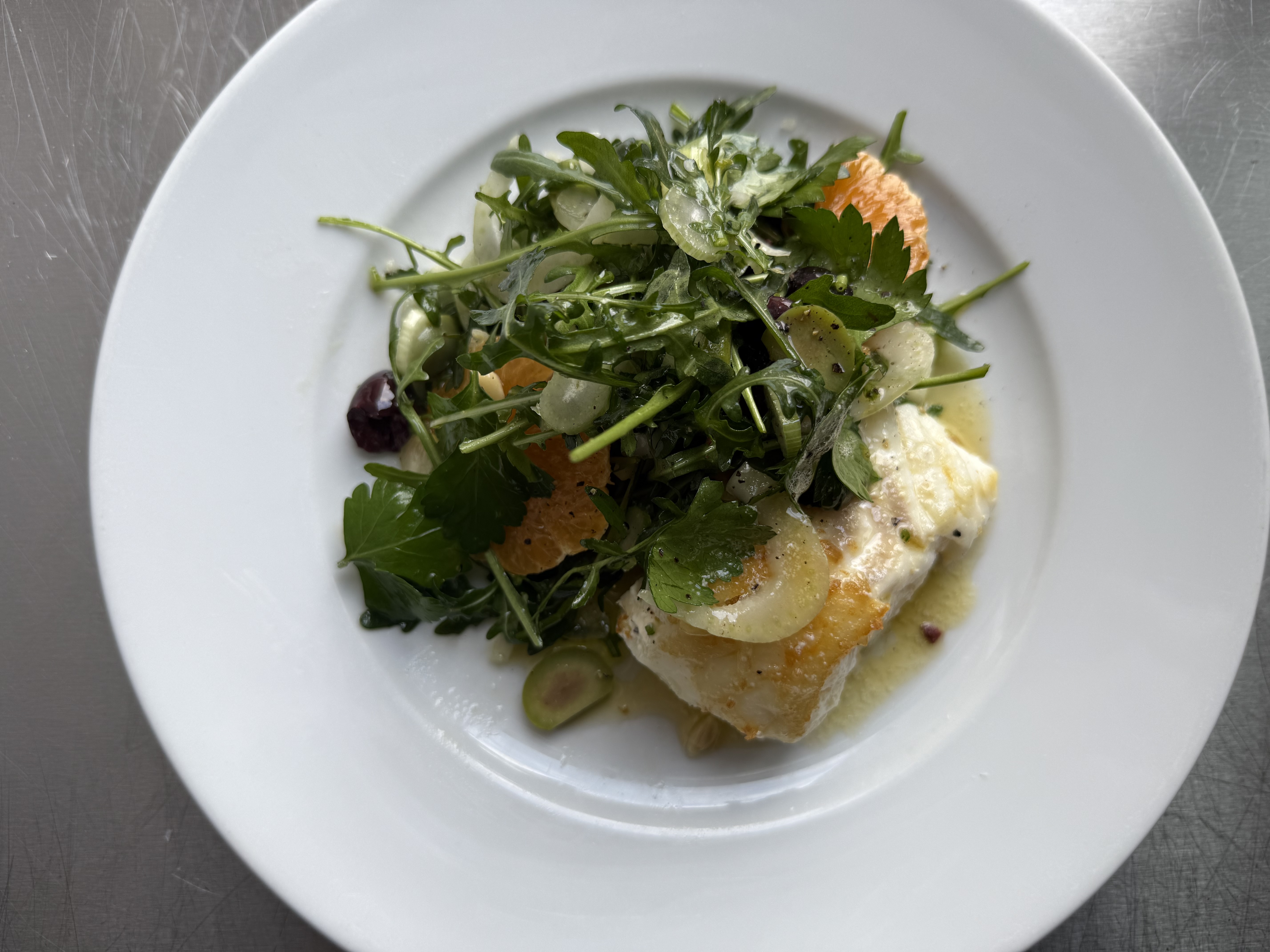 Stegt fisk med rucola, fennikel, mandarin, oliven og persille