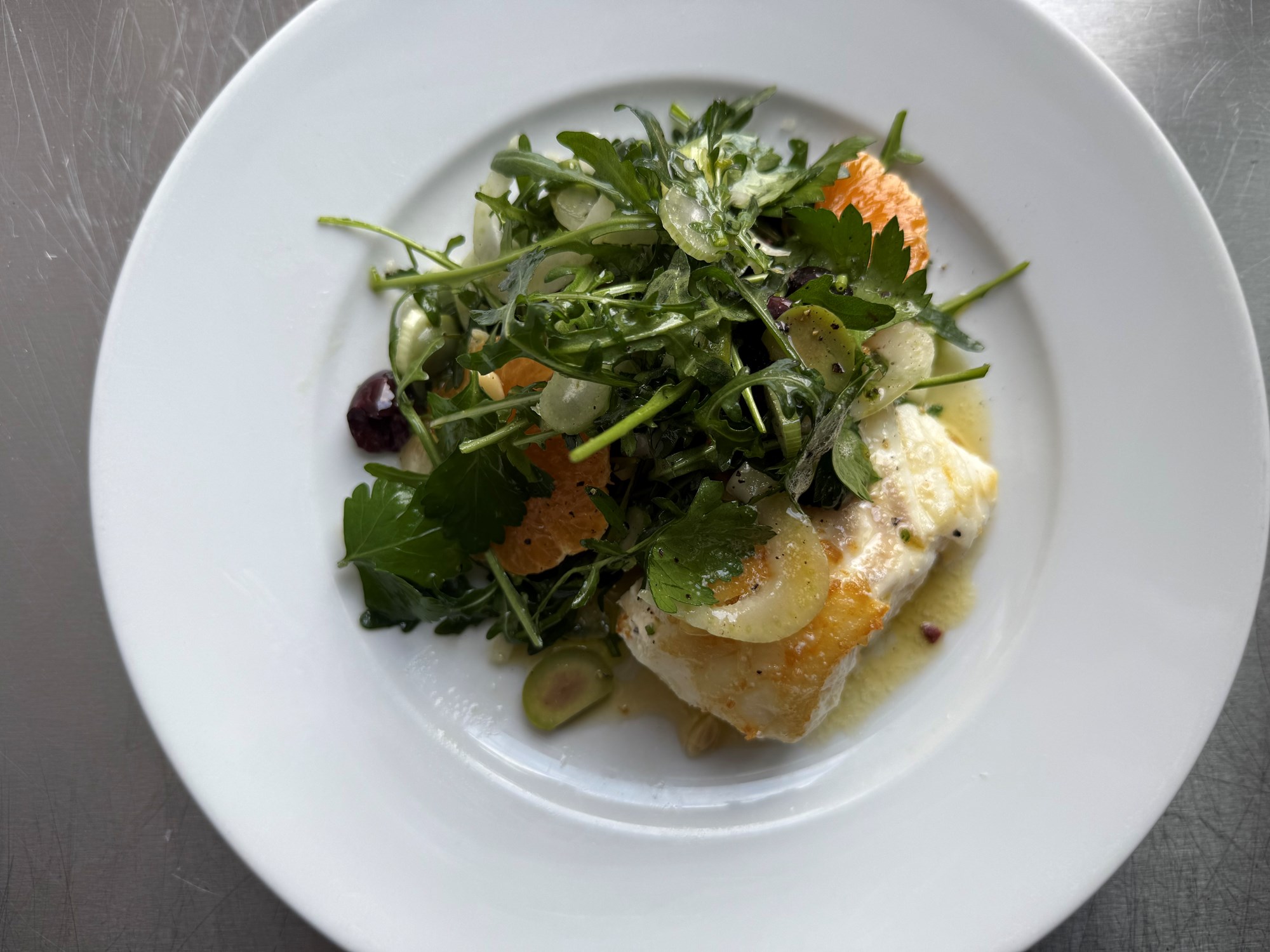 Stegt fisk med rucola, fennikel, mandarin, oliven og persille