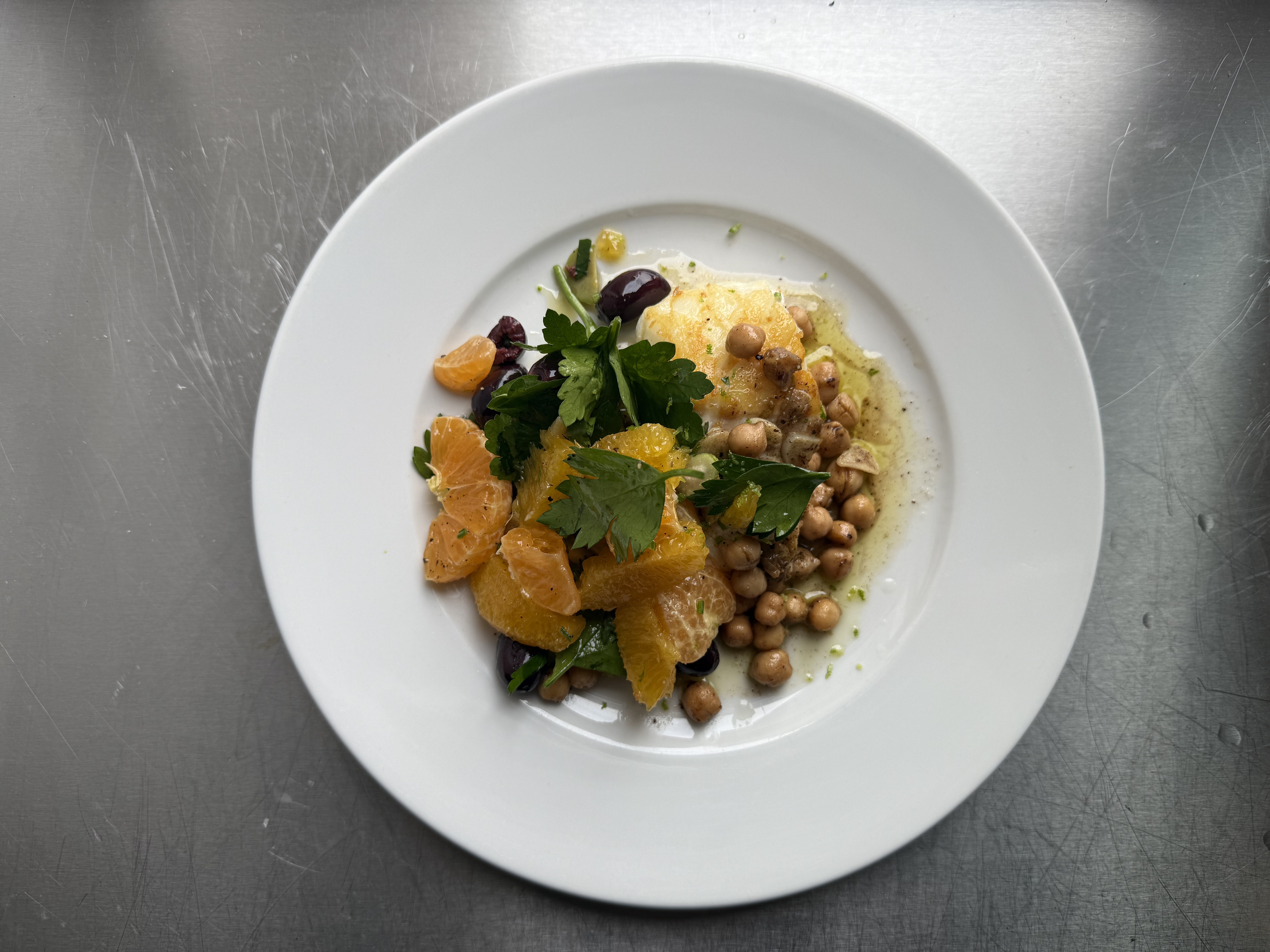 Lange med citrussalat, oliven og stegte kikærter