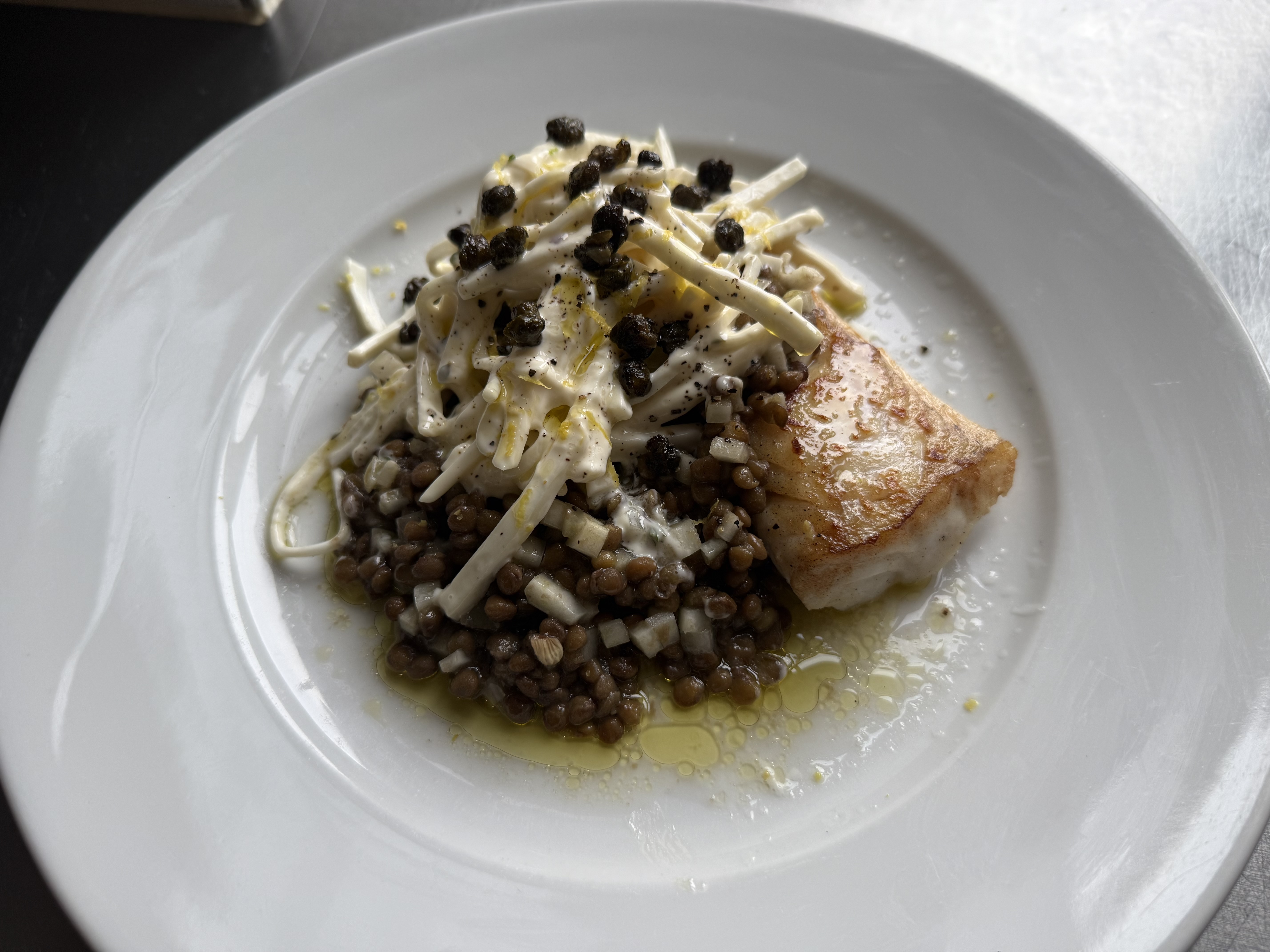 Stegt mørksej med selleri-remoulade og linser