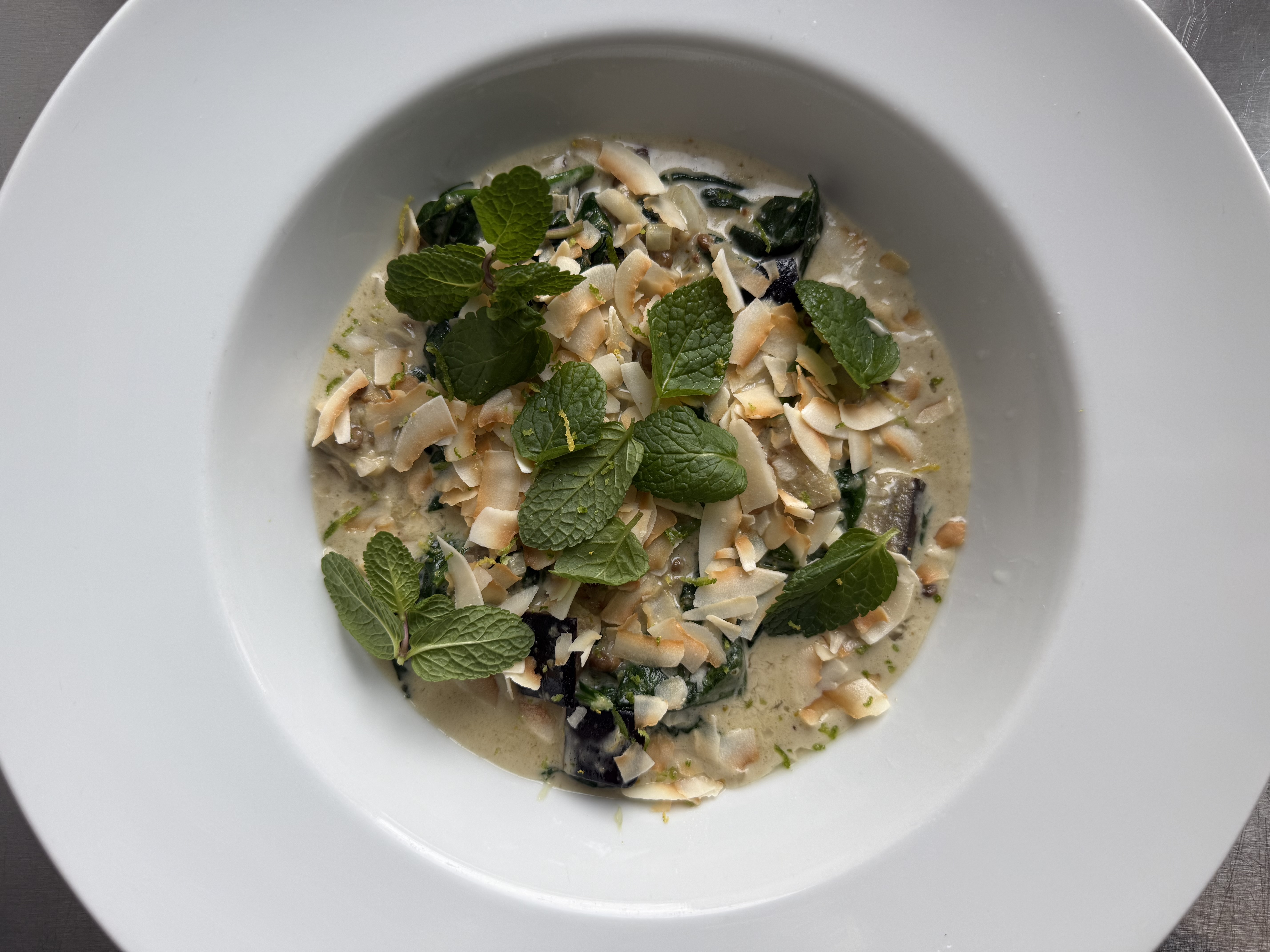 Grøn karry med aubergine, kokos og bønner