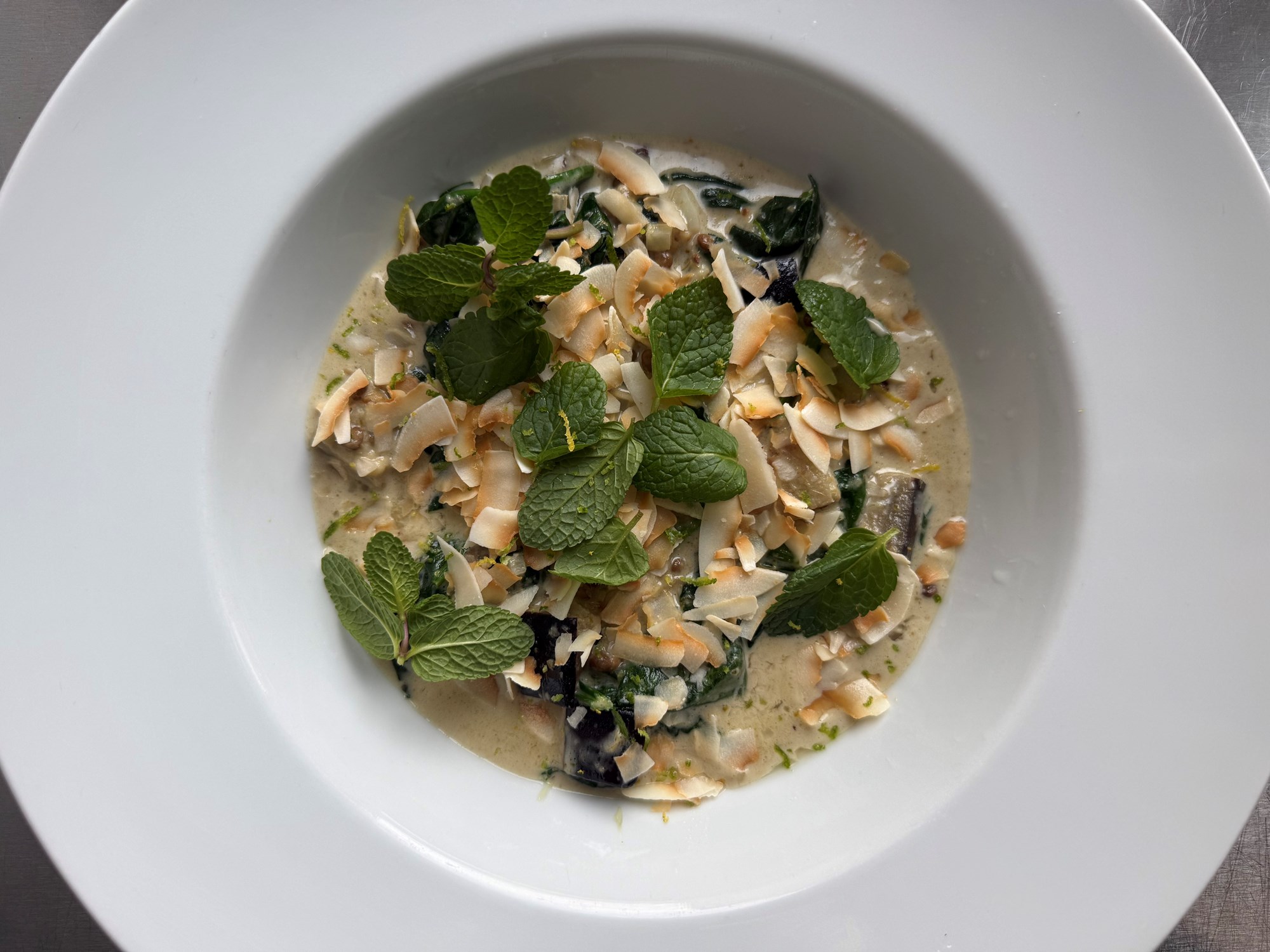 Grøn karry med aubergine, kokos og bønner