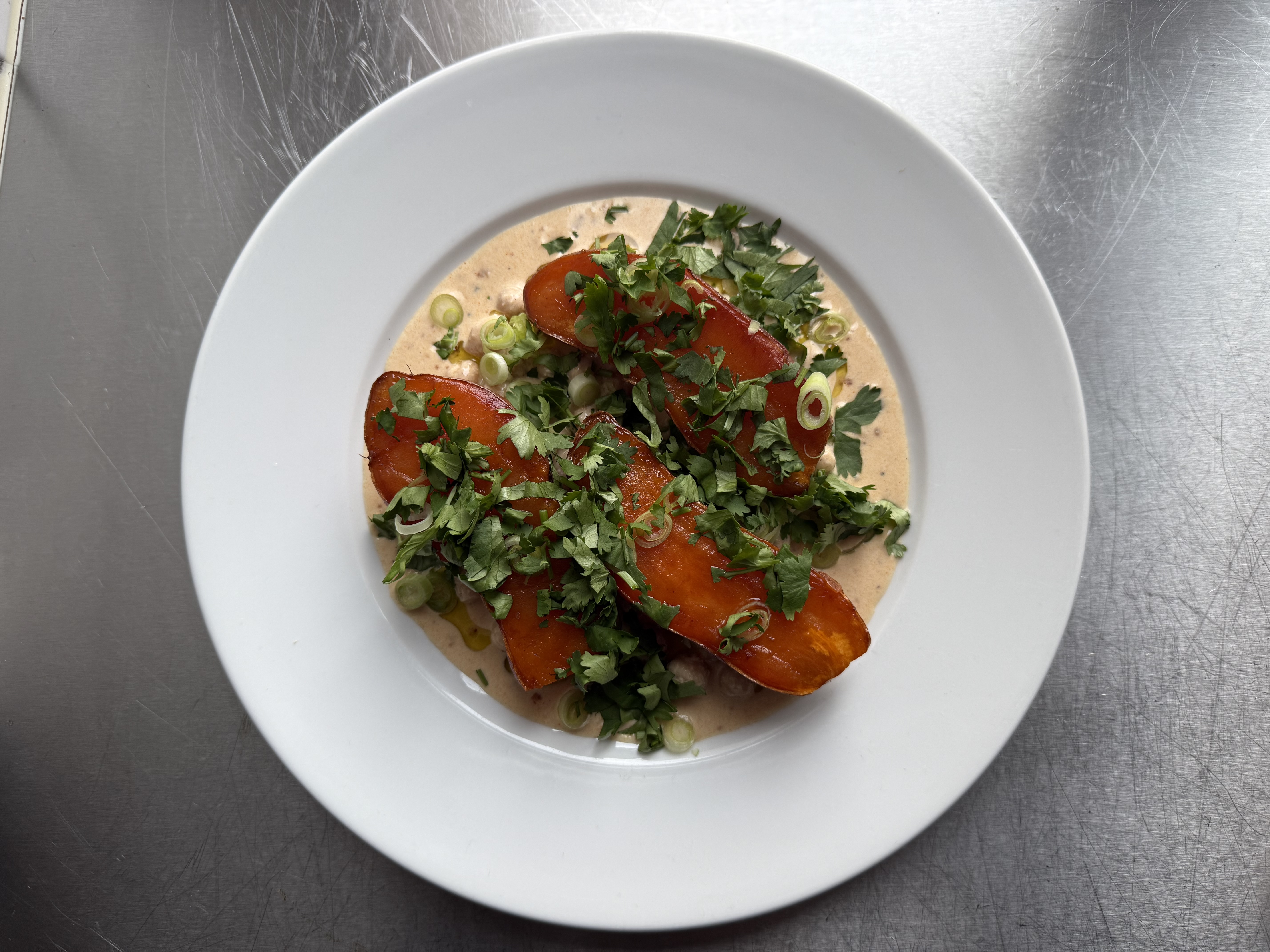 Sød kartoffel og cremede kikærter i tahincreme