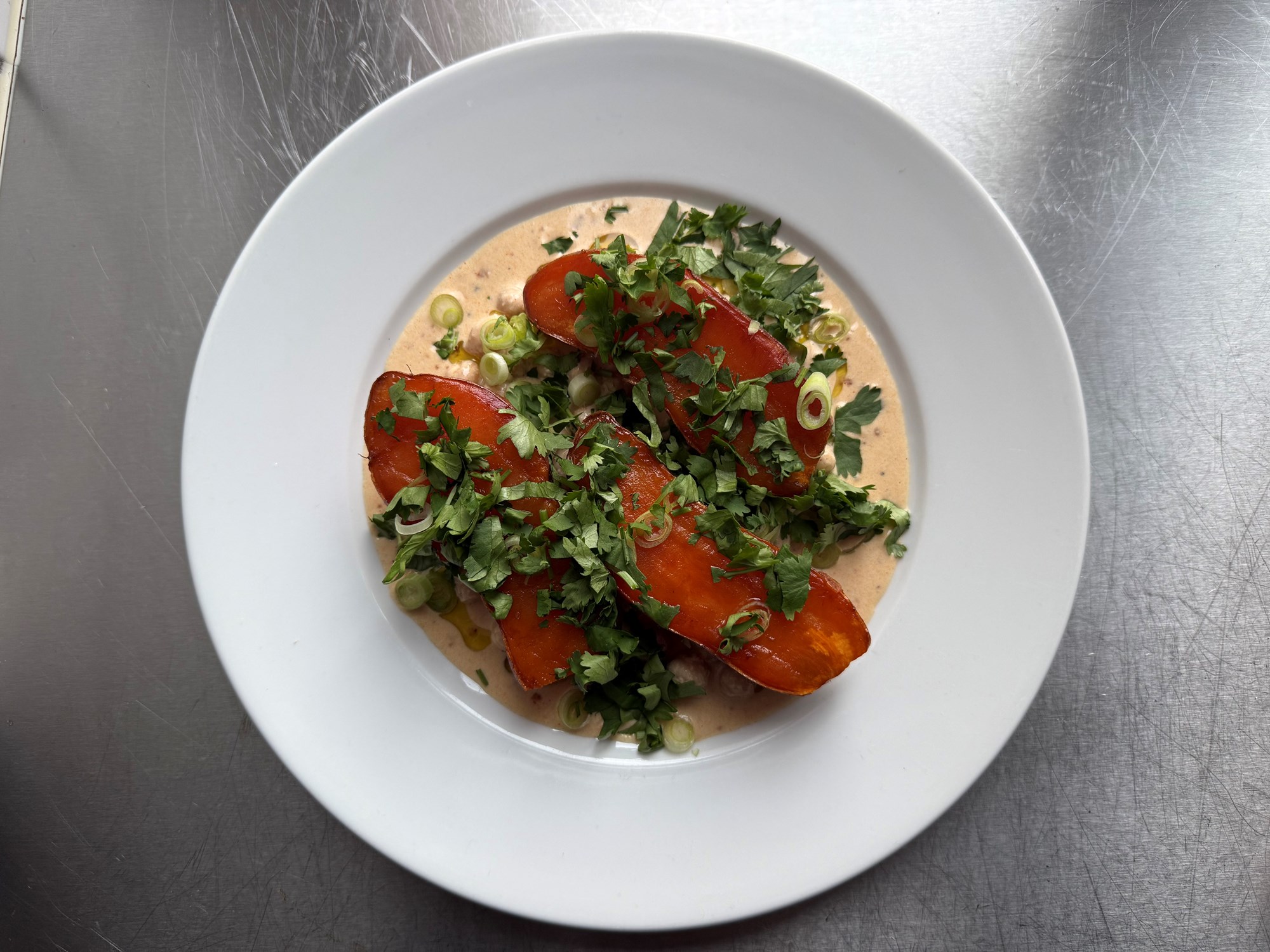 Sød kartoffel og cremede kikærter i tahincreme