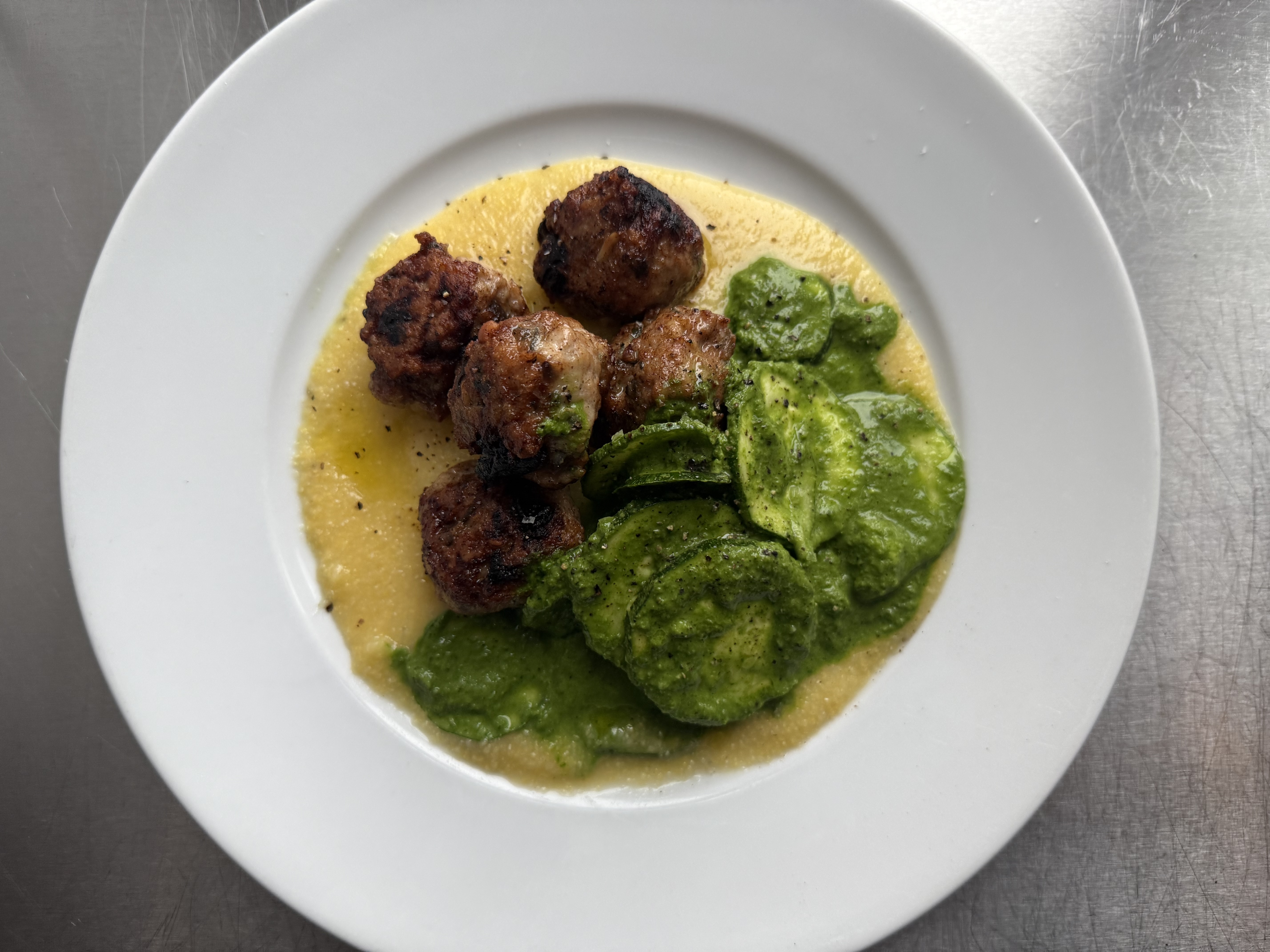 Kødboller, cremet polenta og zucchini med salsa