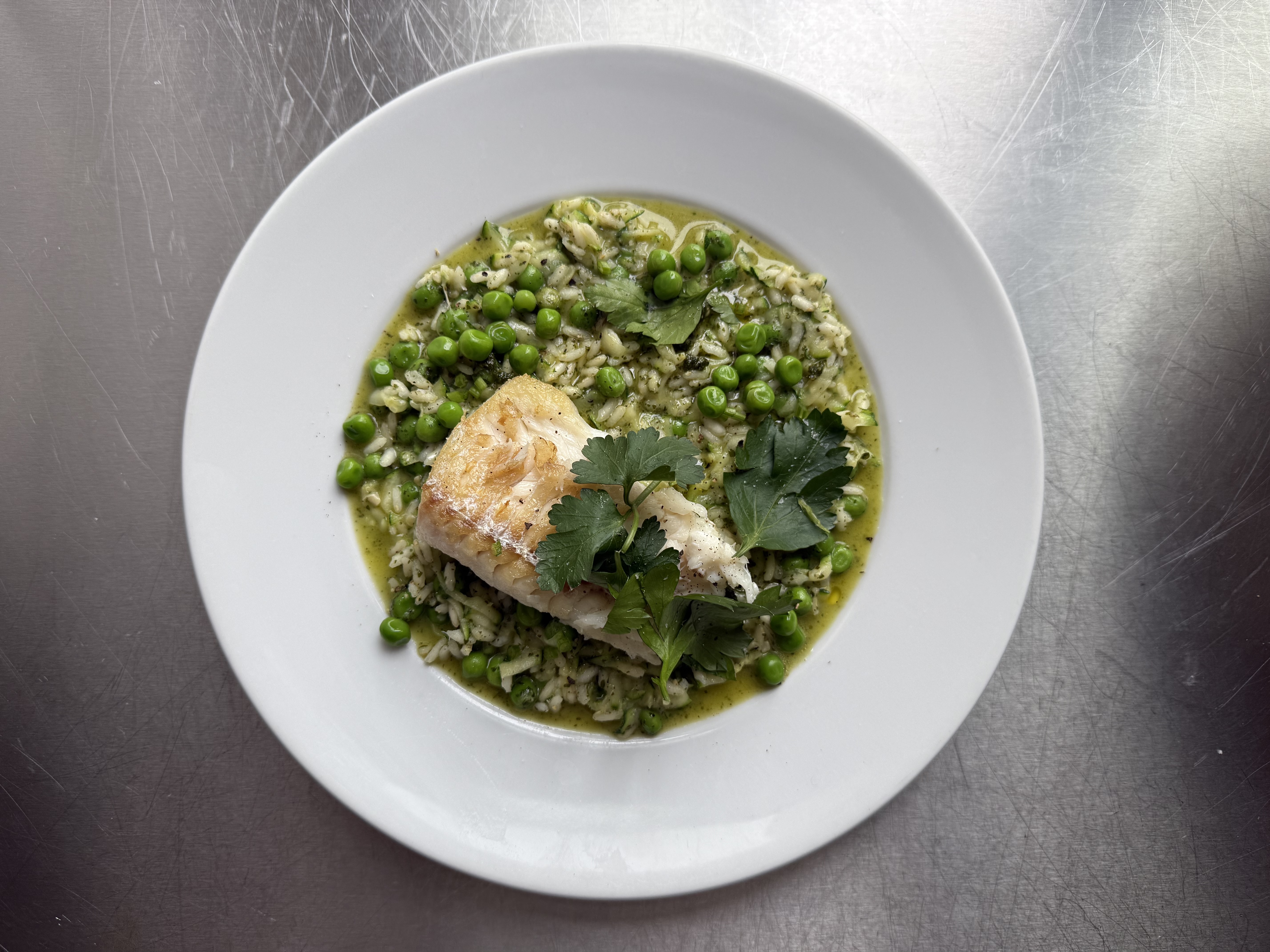 Stegt fisk og risotto med ærter samt pesto med græskarkerner