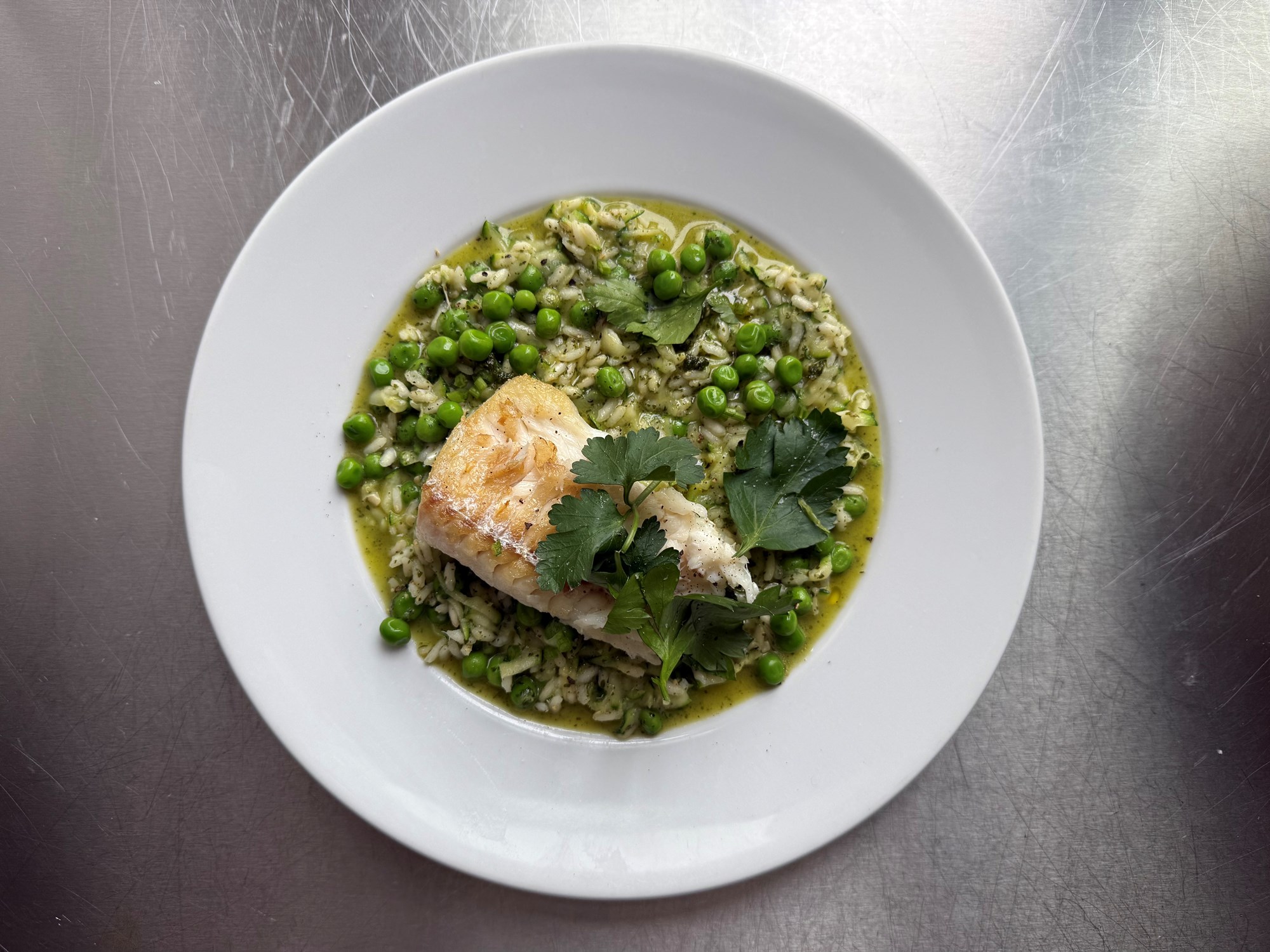 Stegt fisk og risotto med ærter, pesto med græskarkerner