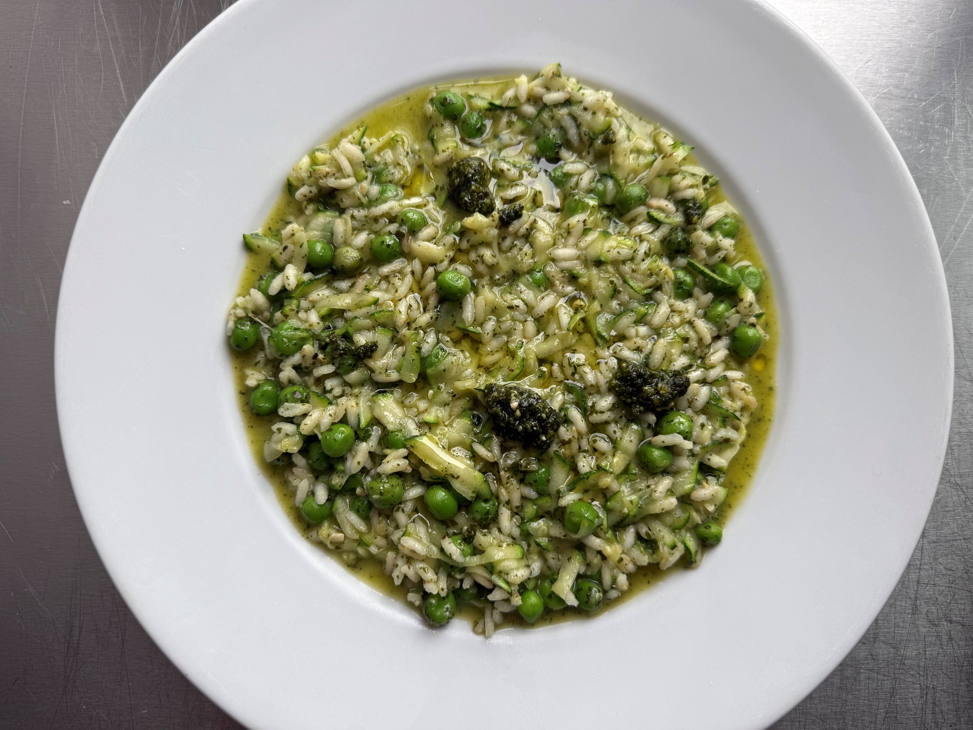 Risotto med ærter og pesto med græskarkerner
