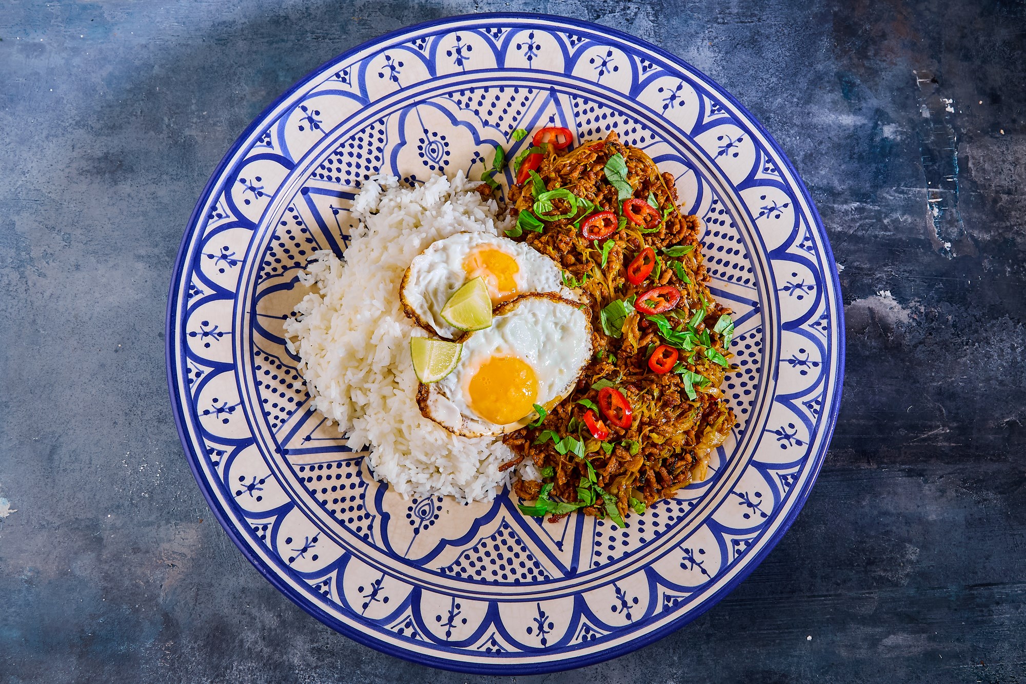 Thai basilikumgris med kål og spejlæg