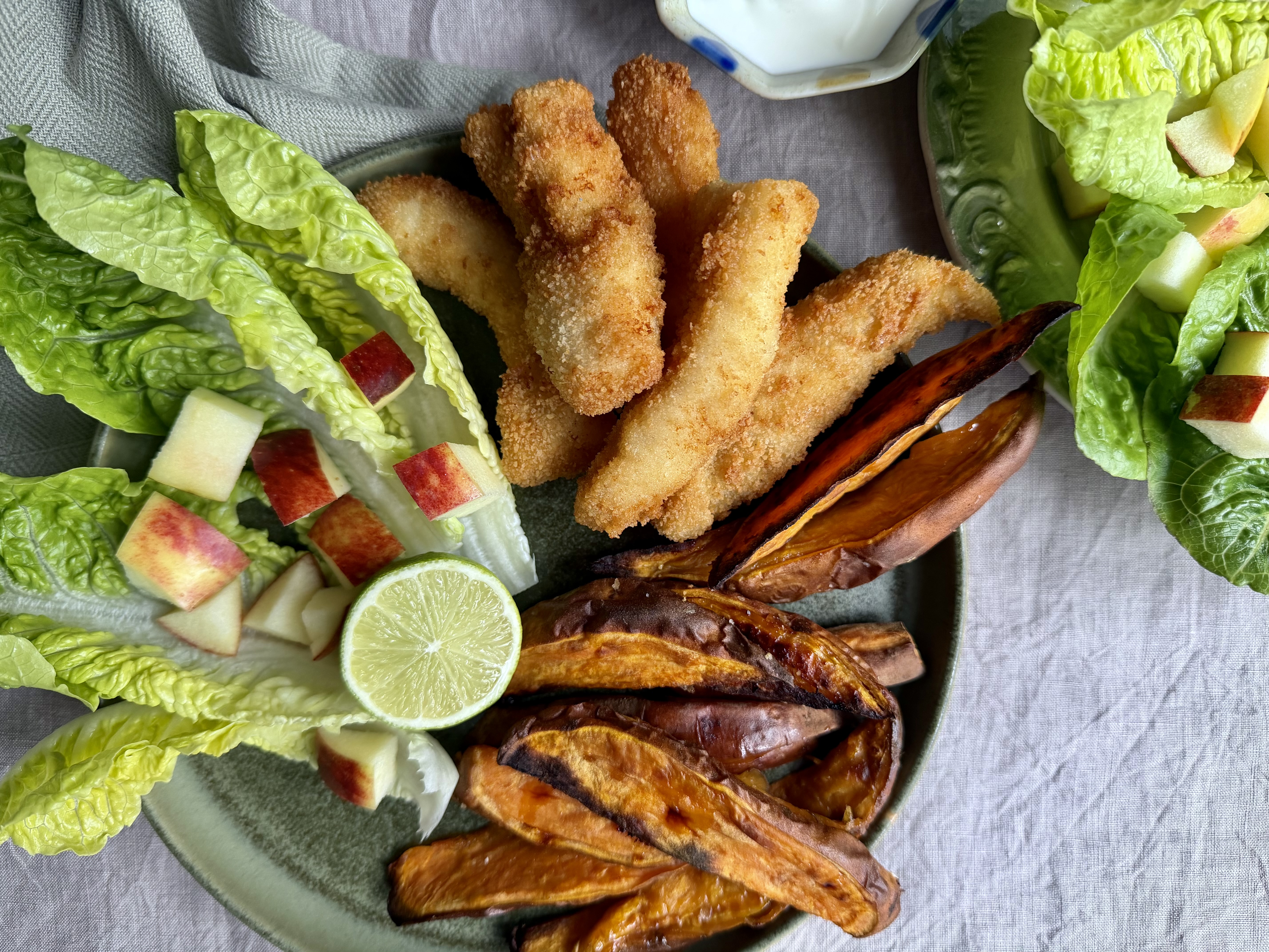 Sprøde fishfingers med søde kartofler og salat med æble