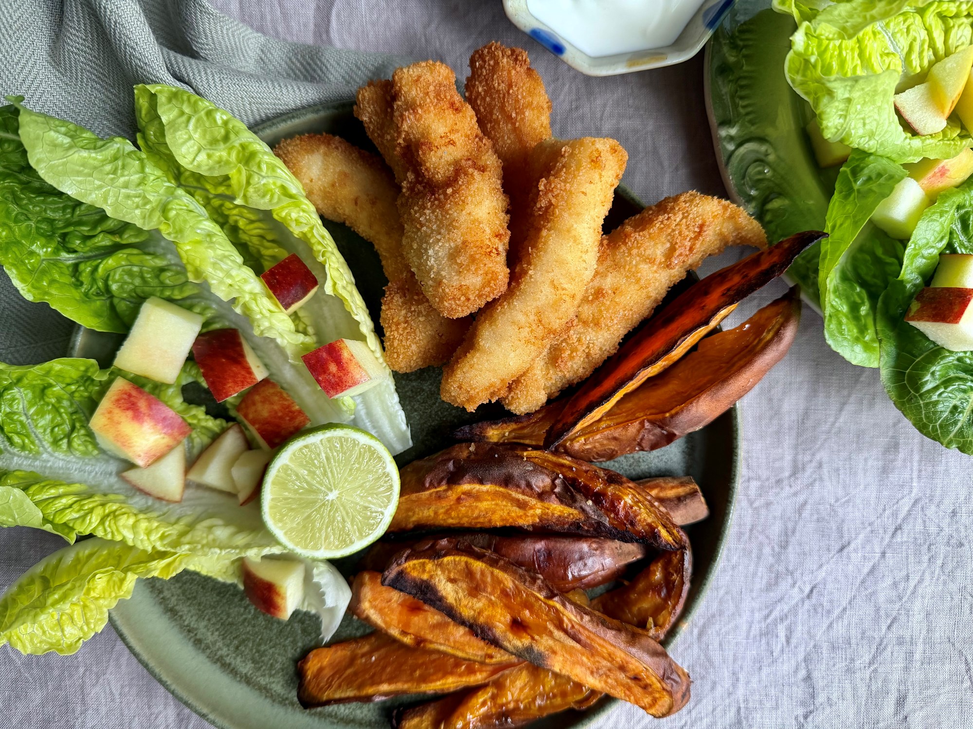 Sprøde fishfingers med søde kartofler og salat med æble