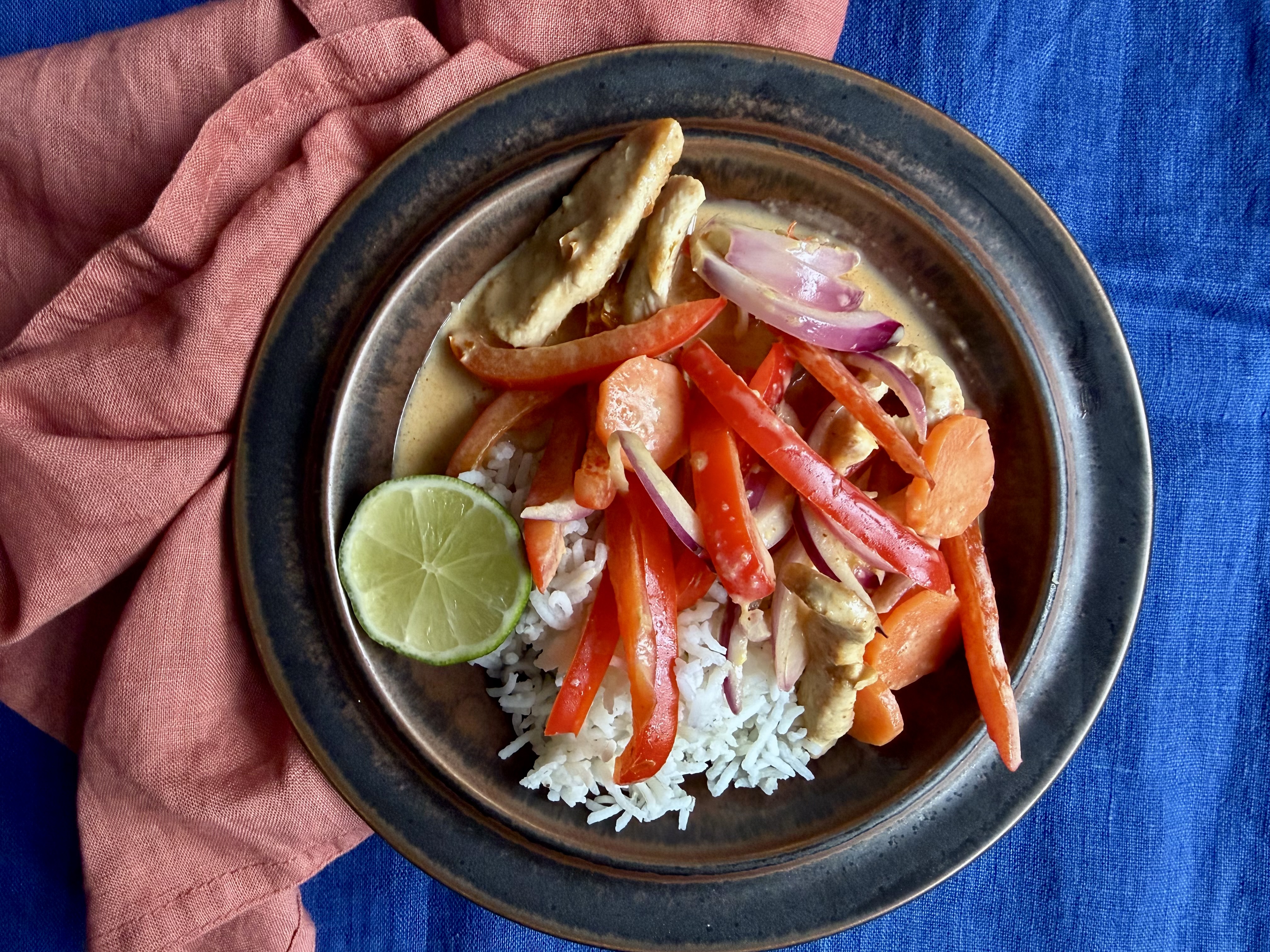 Kylling i rød karry med peberfrugt og gulerødder