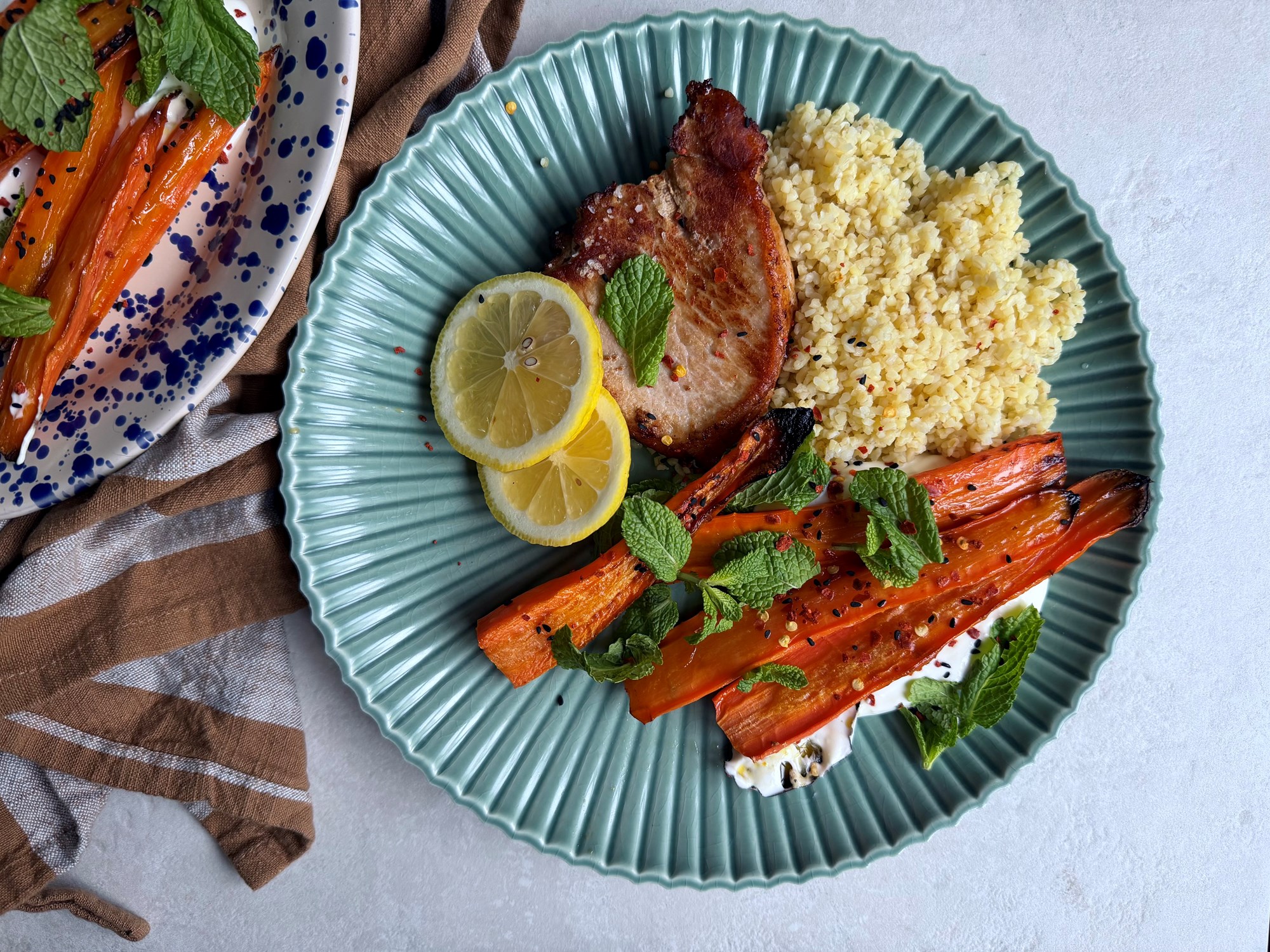 Koteletter med bagte gulerødder og auberginecreme