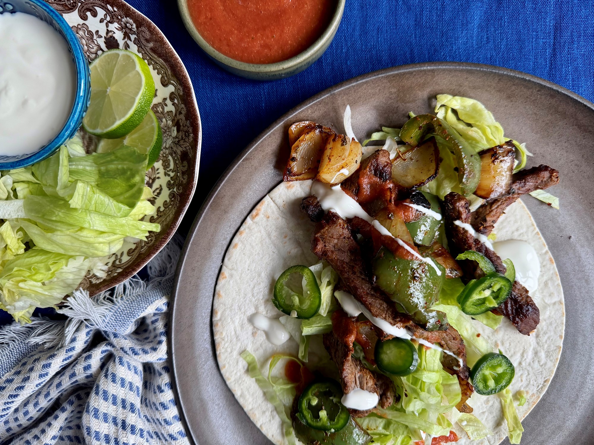 Oksefajitas med salsa og salat i lune tortillas