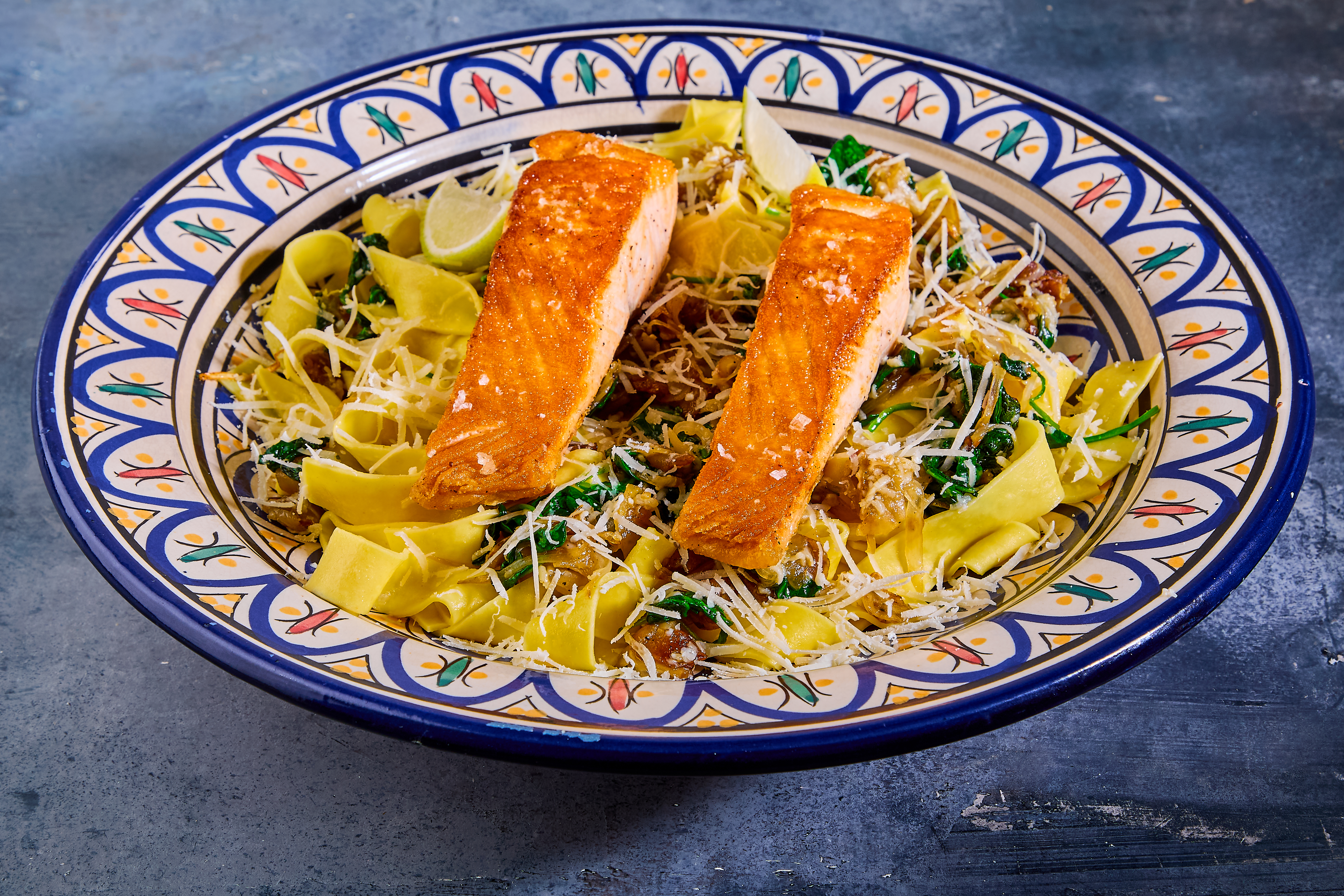 Pappardelle med laks, karamelliserede jordskokker, salvie og spinat