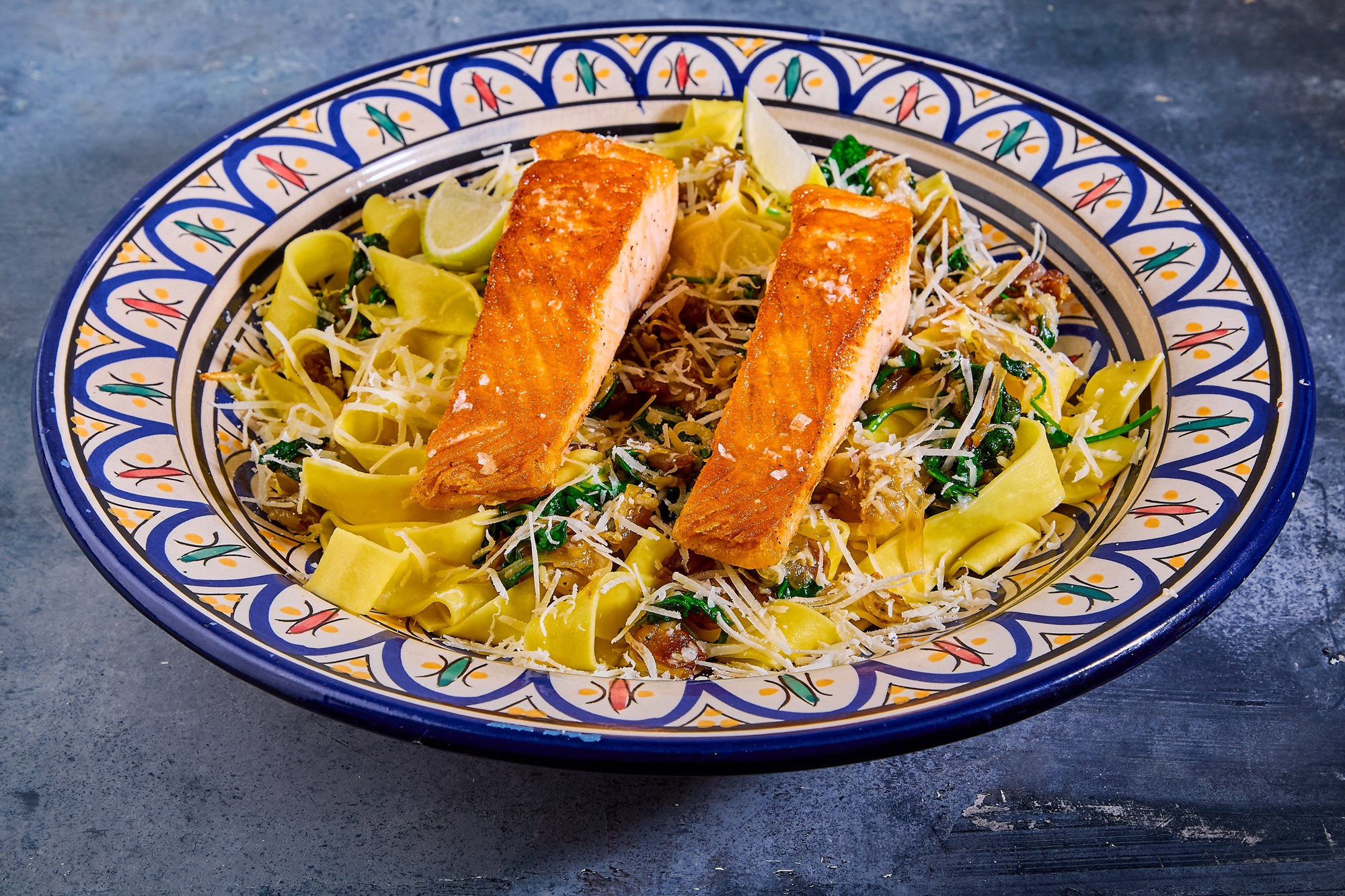 Pappardelle med laks, karamelliserede jordskokker, salvie og spinat