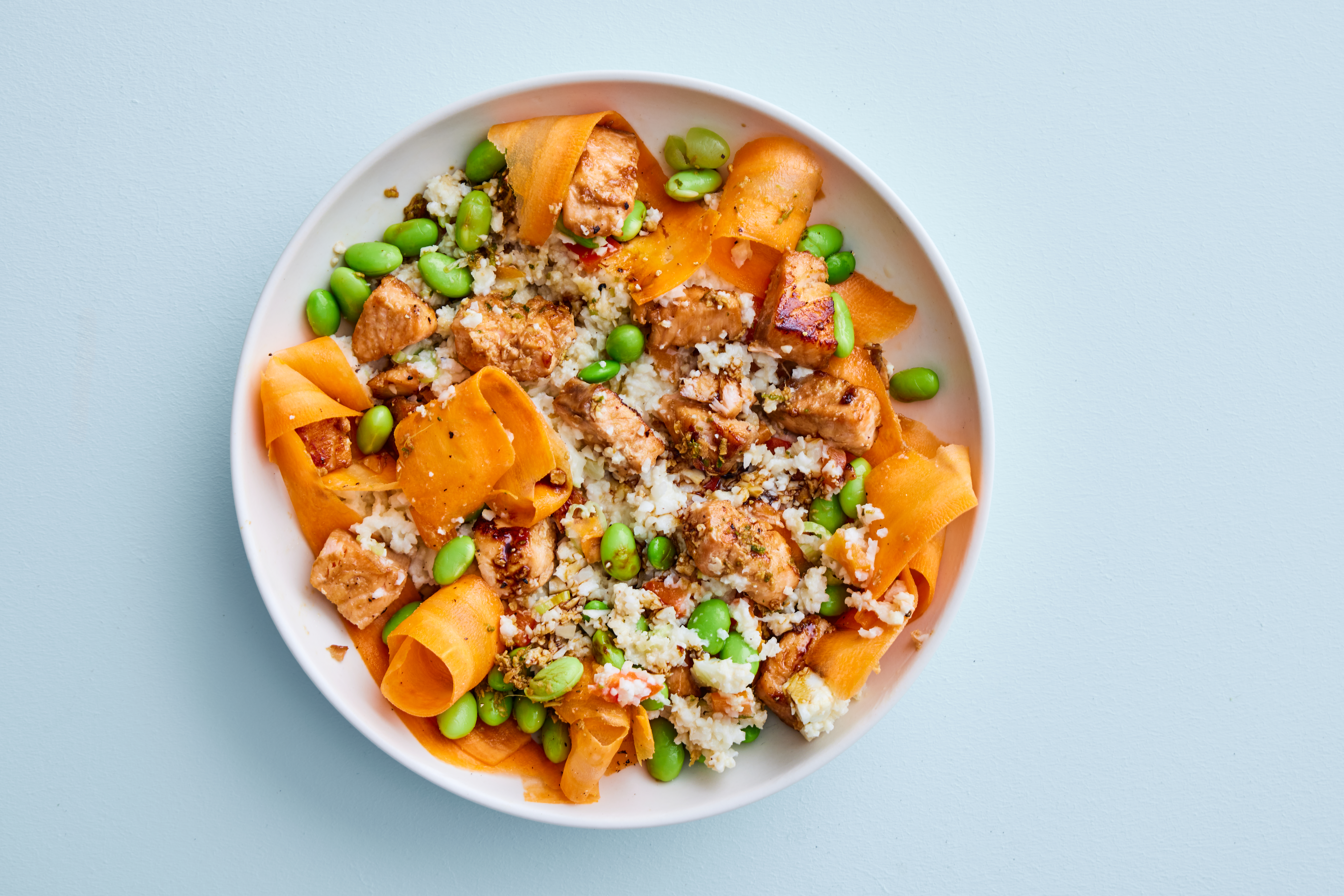 Sticky rice med teriyakilaks og gulerodssalat