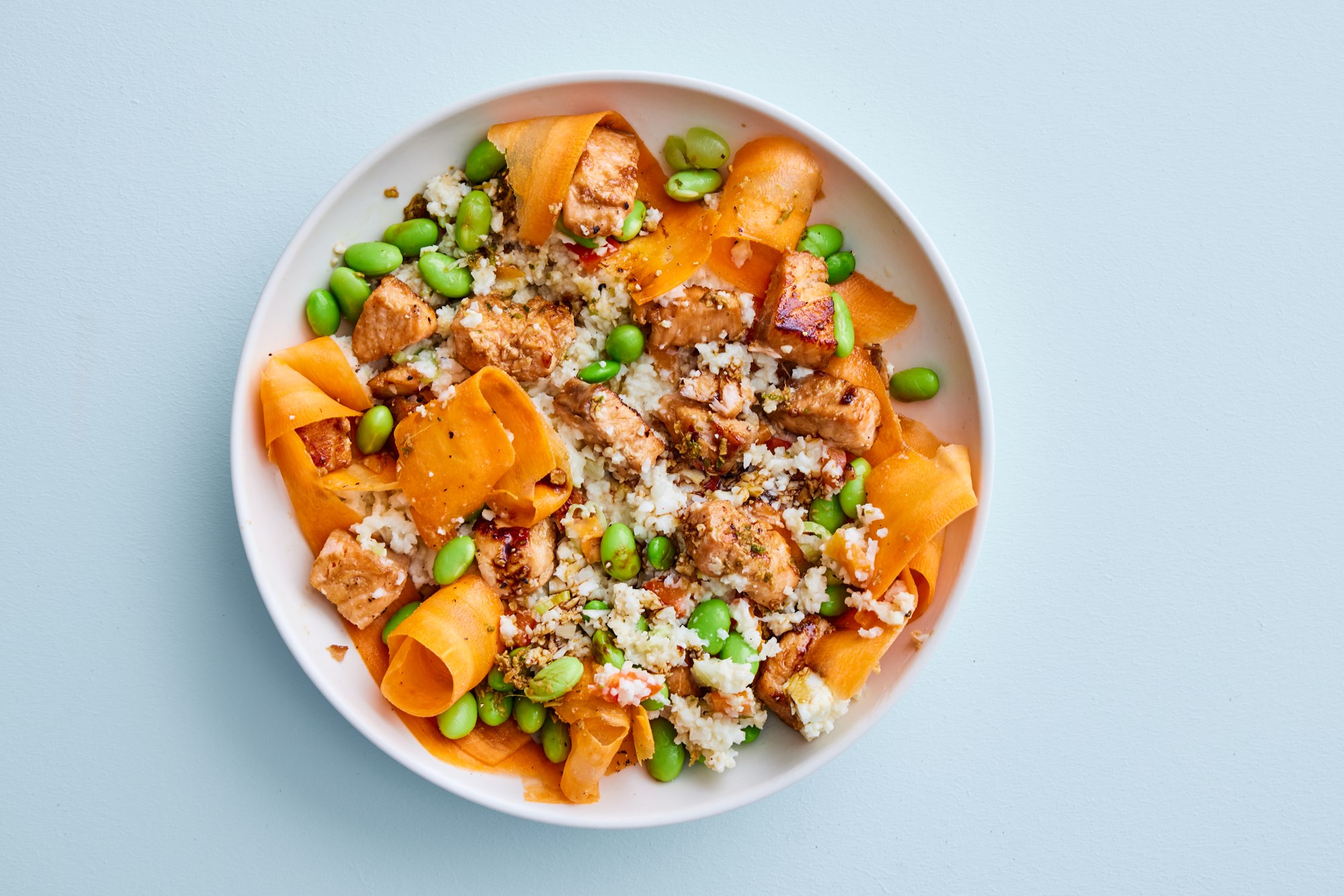 Sticky rice med teriyakilaks og gulerodssalat