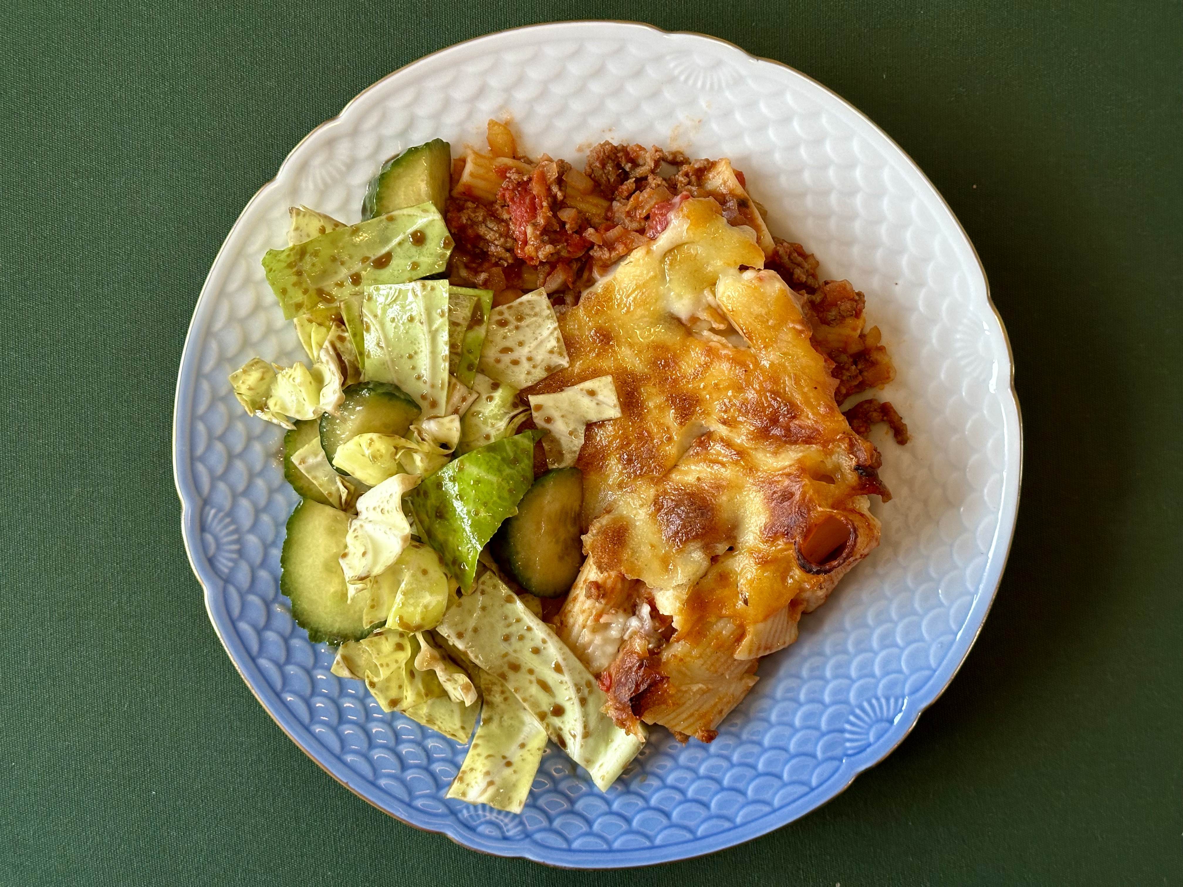 Rigatoni okselasagnette med grøn spidskålsalat med cherry tomater