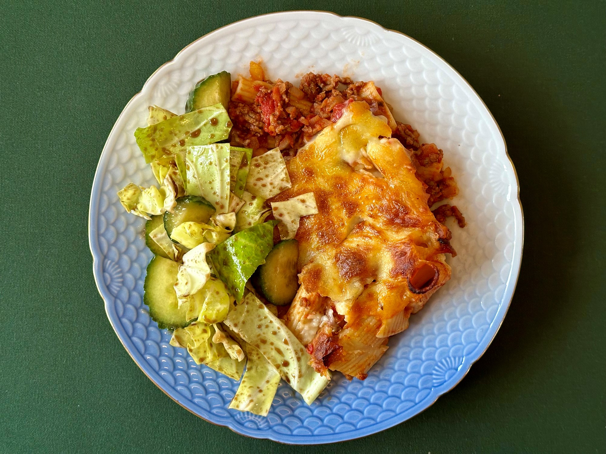 Rigatoni okselasagnette med grøn spidskålsalat med agurk