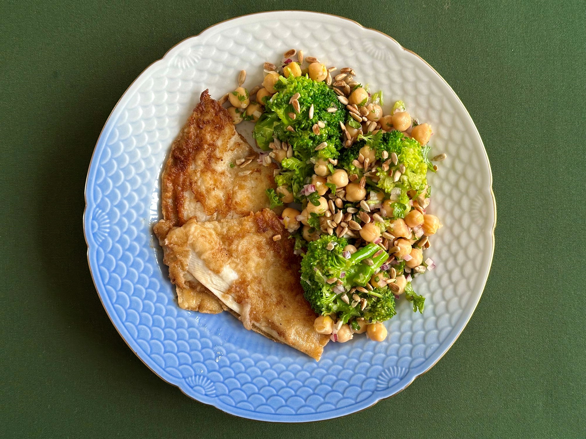 Meunierestegte rødspætter med broccoli i sesamvinaigrette