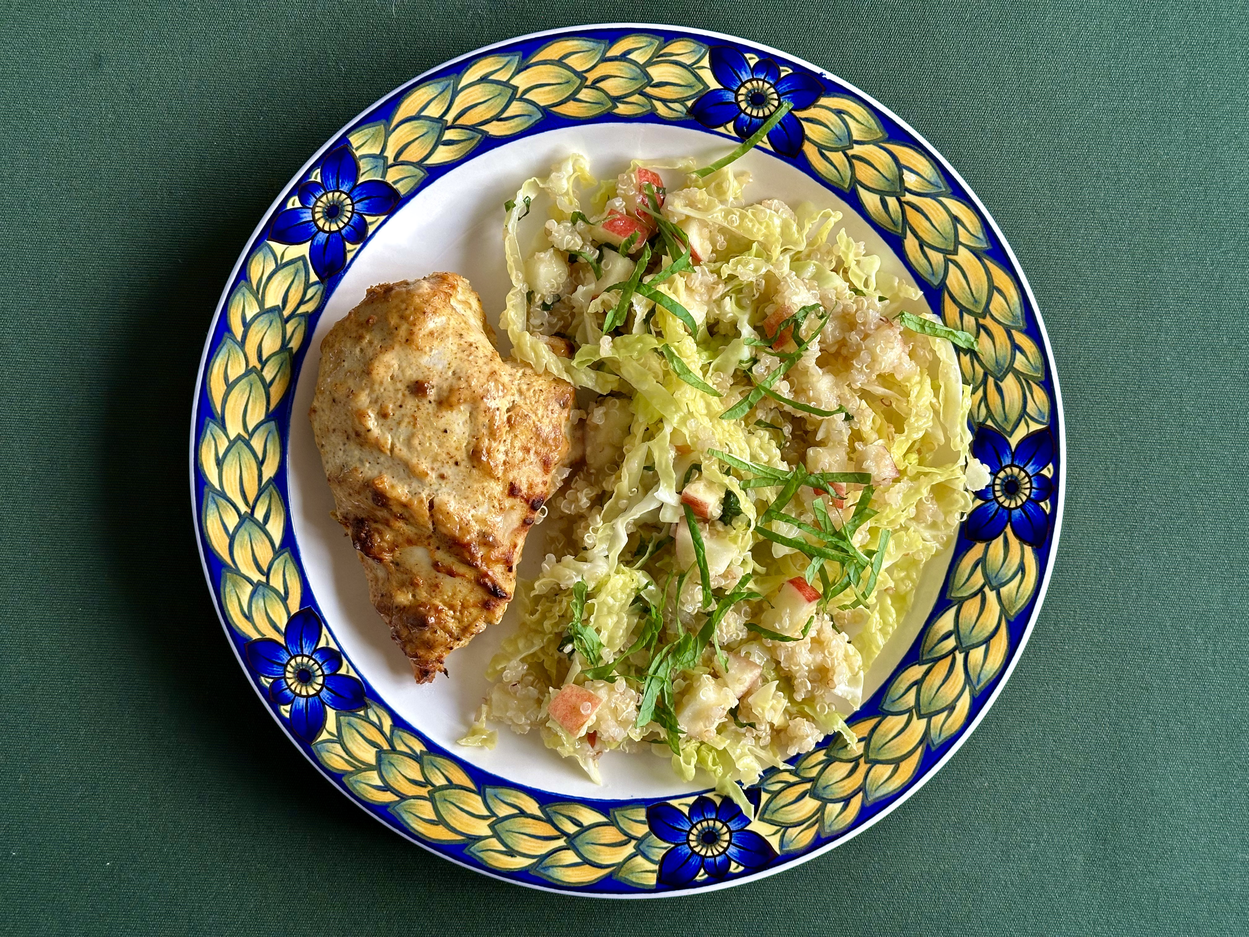 Tandori kyllingebryst i en lun salat med savoykål og æble