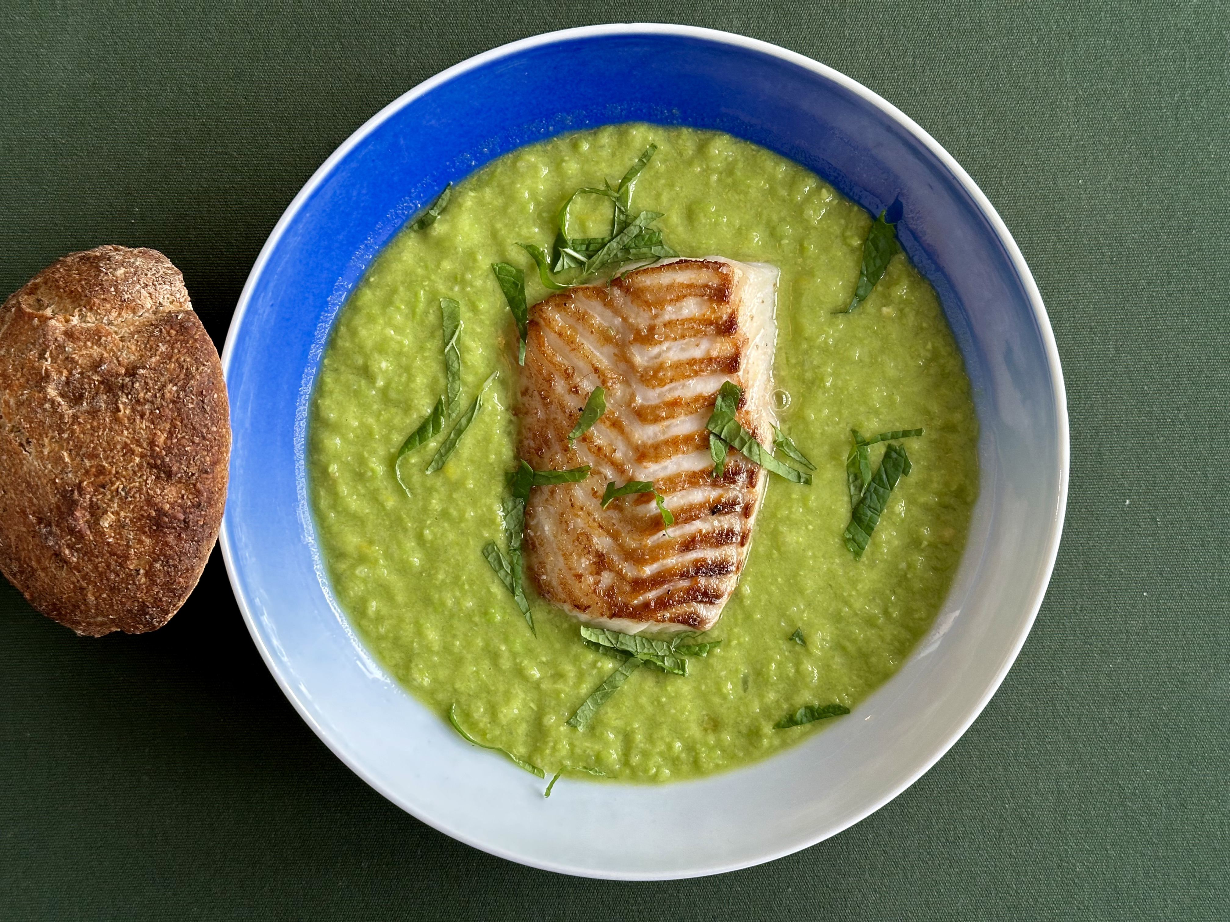 Stegte hvillingfileter i ærtesuppe med mynte og grøn chili