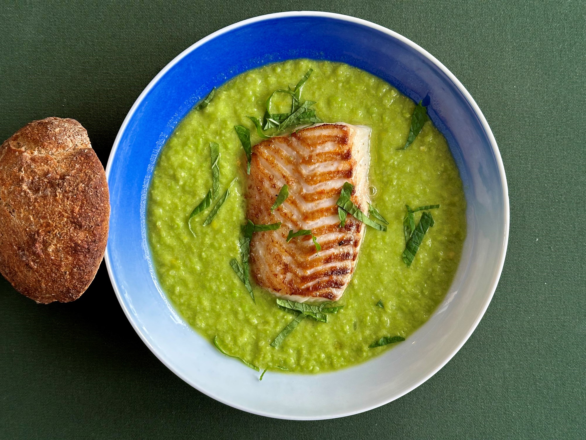 Stegte hvillingfileter i ærtesuppe med mynte og grøn chili