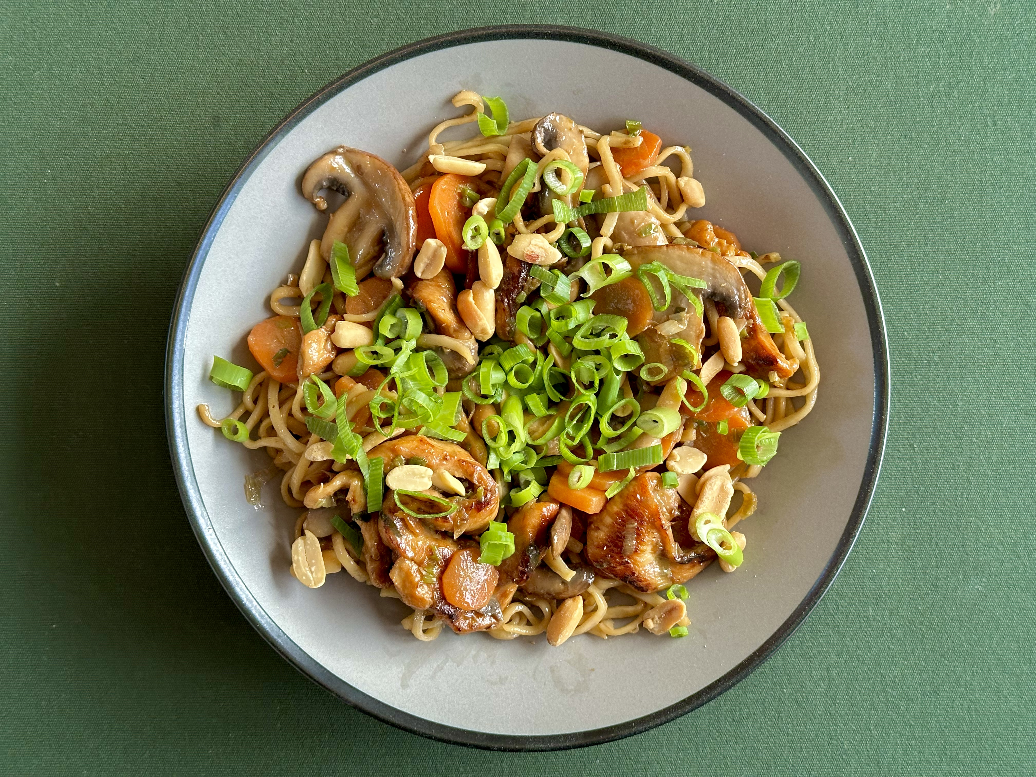 Kylling i wok med nudler og citrongræs