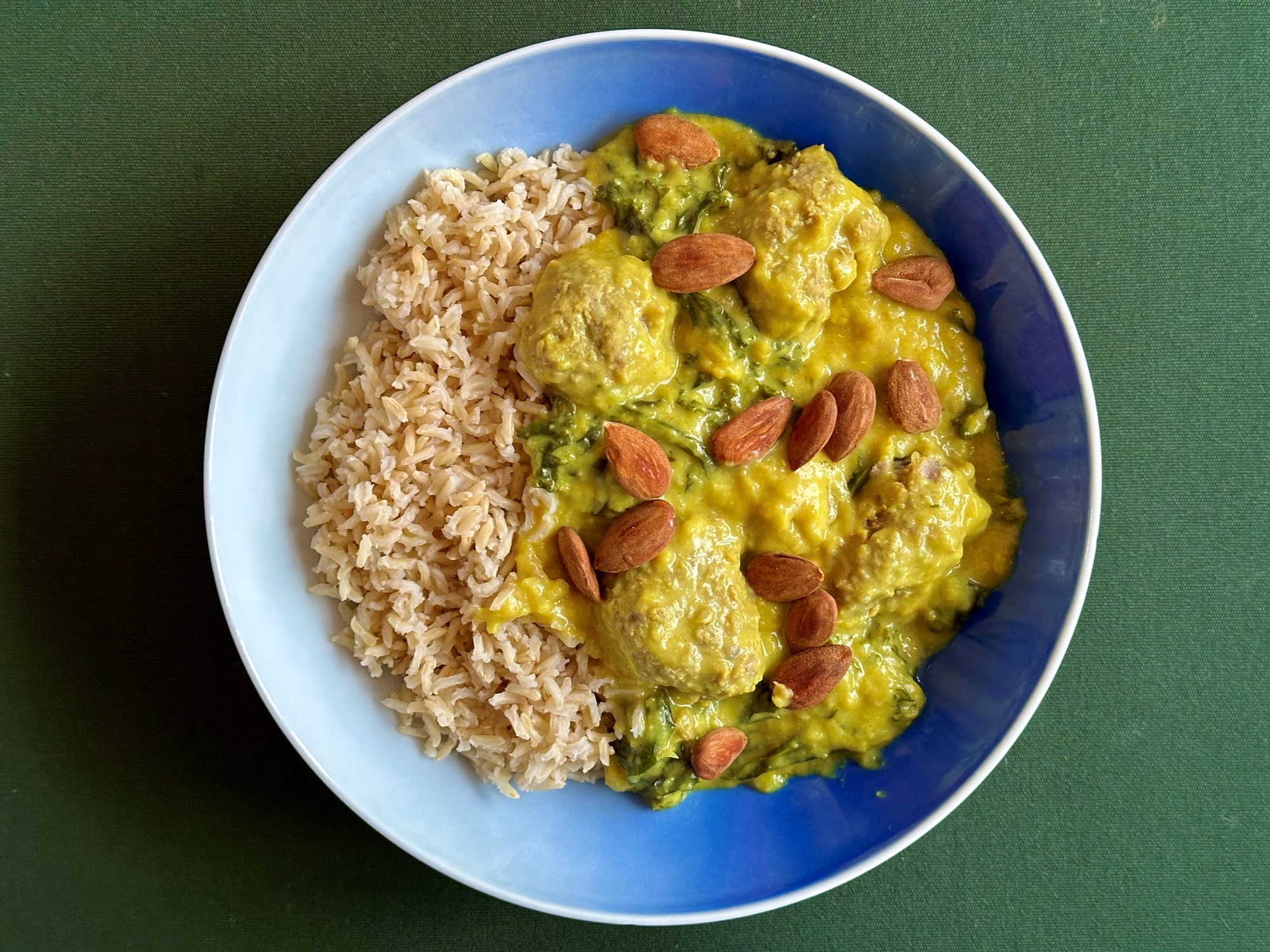 Boller i karry med grønkål og mandler