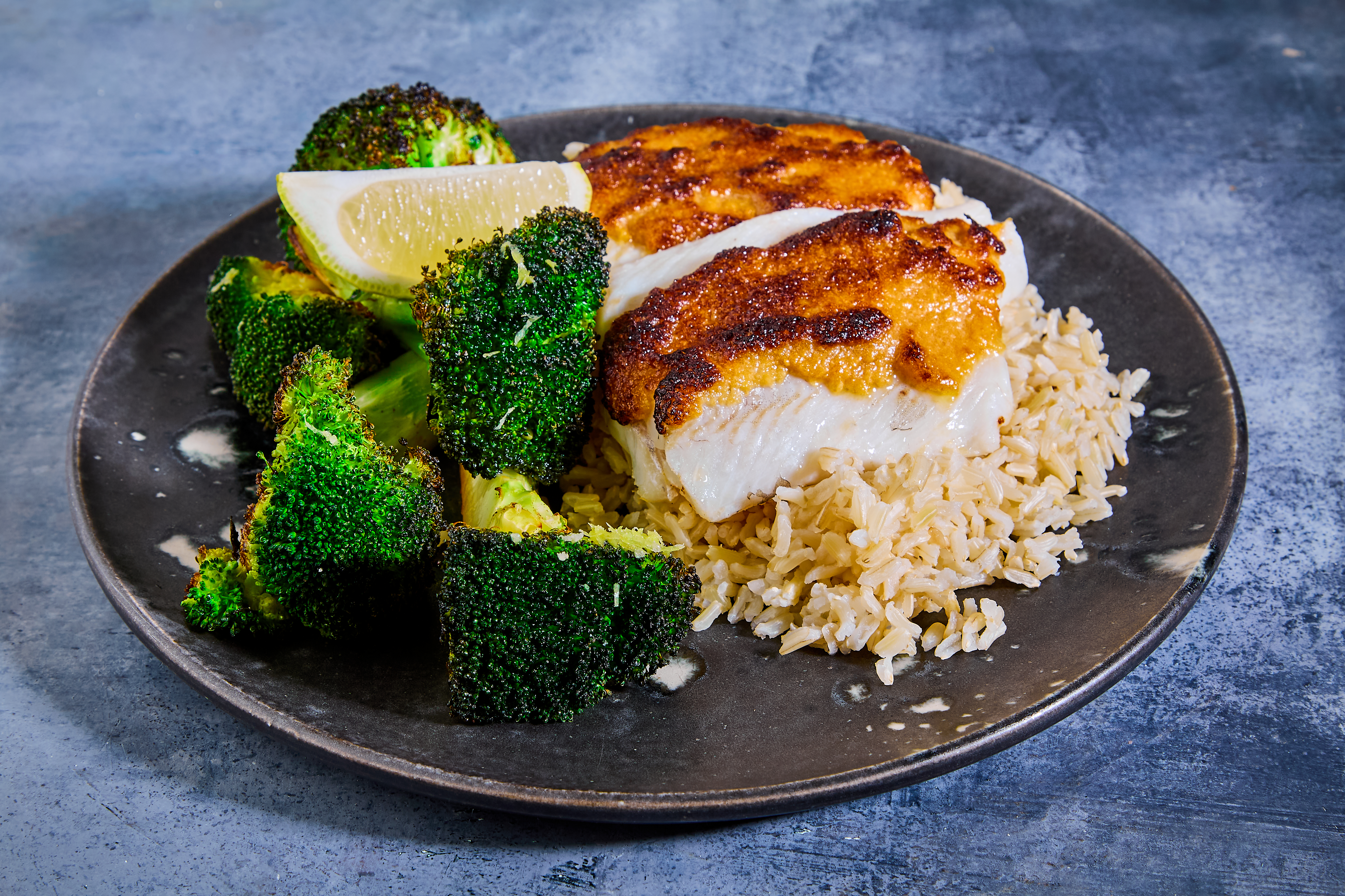 Miso-bagt kuller med sprød topping, brune ris og stegt broccoli